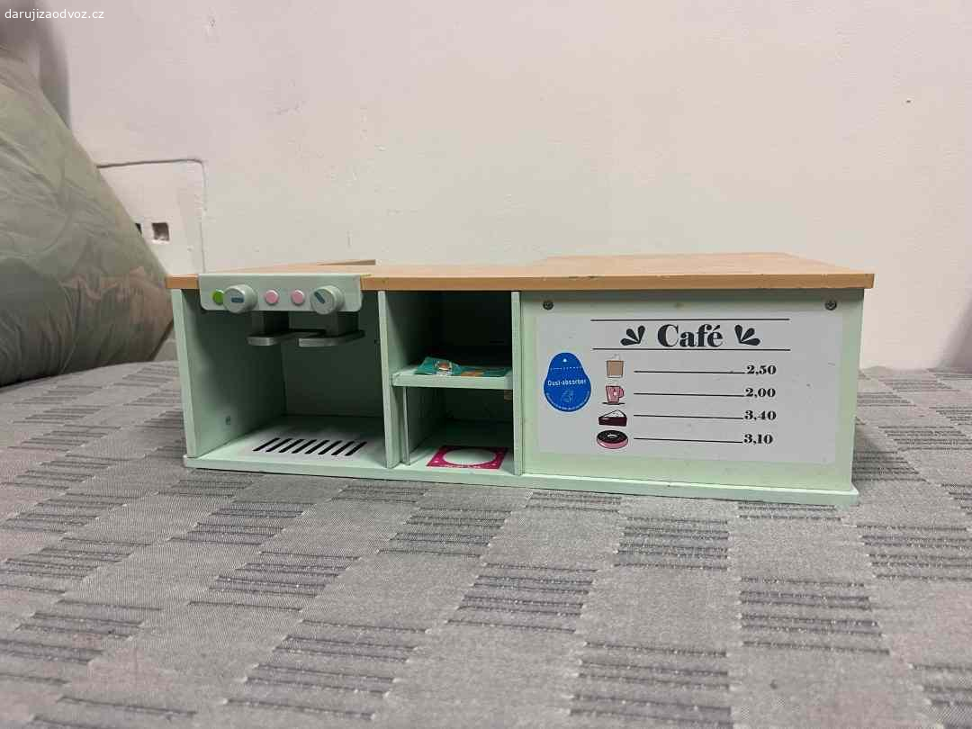 Pár věcí. 1) dětská židlička
2) kuchyňka
3) Postýlka Ikea upravená jako palanda pro 2 mrňousky
4) skluzavka
5) varná deska, funkční ale kousek je uštípnutý