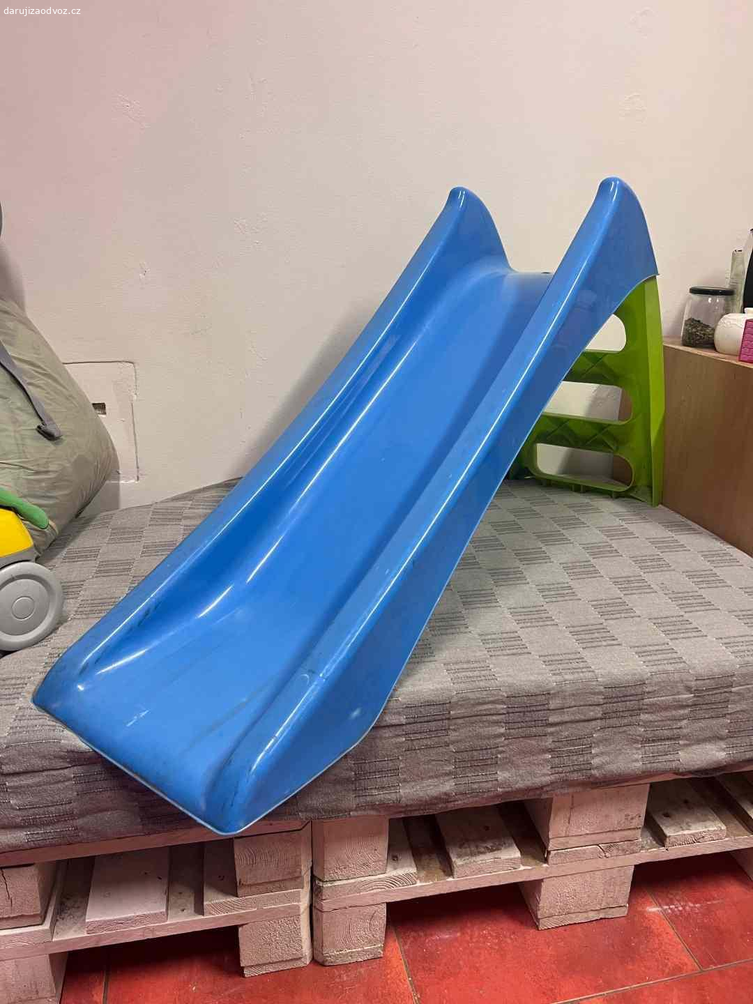 Pár věcí. 1) dětská židlička
2) kuchyňka
3) Postýlka Ikea upravená jako palanda pro 2 mrňousky
4) skluzavka
5) varná deska, funkční ale kousek je uštípnutý