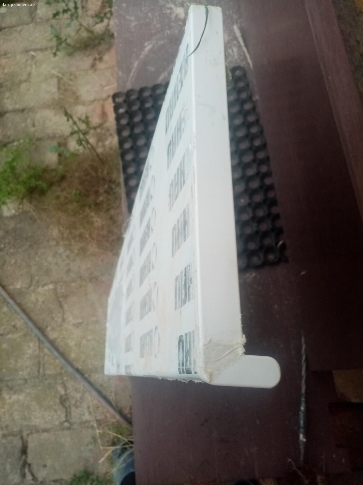 Parapet. Okenní parapet plastový světlý mramor 117*24 se zaslepkamki na obou stranách. V dobrém stavu