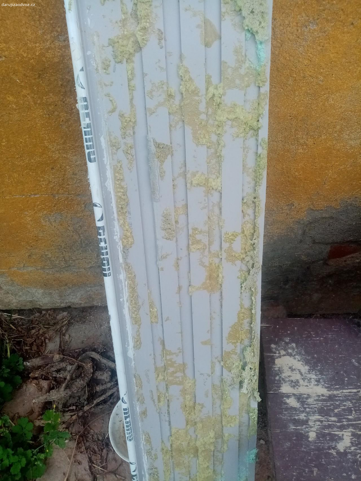 Parapet. Okenní parapet plastový světlý mramor 117*24 se zaslepkamki na obou stranách. V dobrém stavu