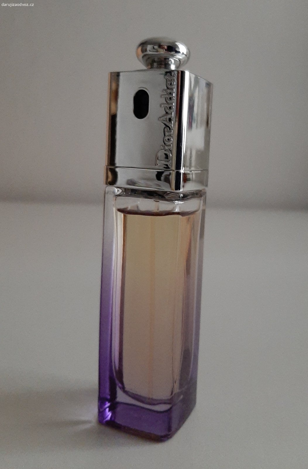 Parfém Dior Addict, 20 ml - OTEVŘENO!. Daruji parfém Dior Addict, 20 ml. OTEVŘENO a vyzkoušeno! Balení je ale téměř plné. Exspiraci jsem nenašla, ale voní, jak má.
Předání Praha, Karlovo náměstí, vedle supermarketu Albert, mezi 17:00 a 20:00.