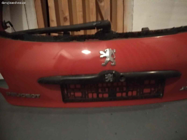 Páté dveře na Peugeot 206. Daruji 5 dveře na Peugeot 206 červené barvy. Bez skla