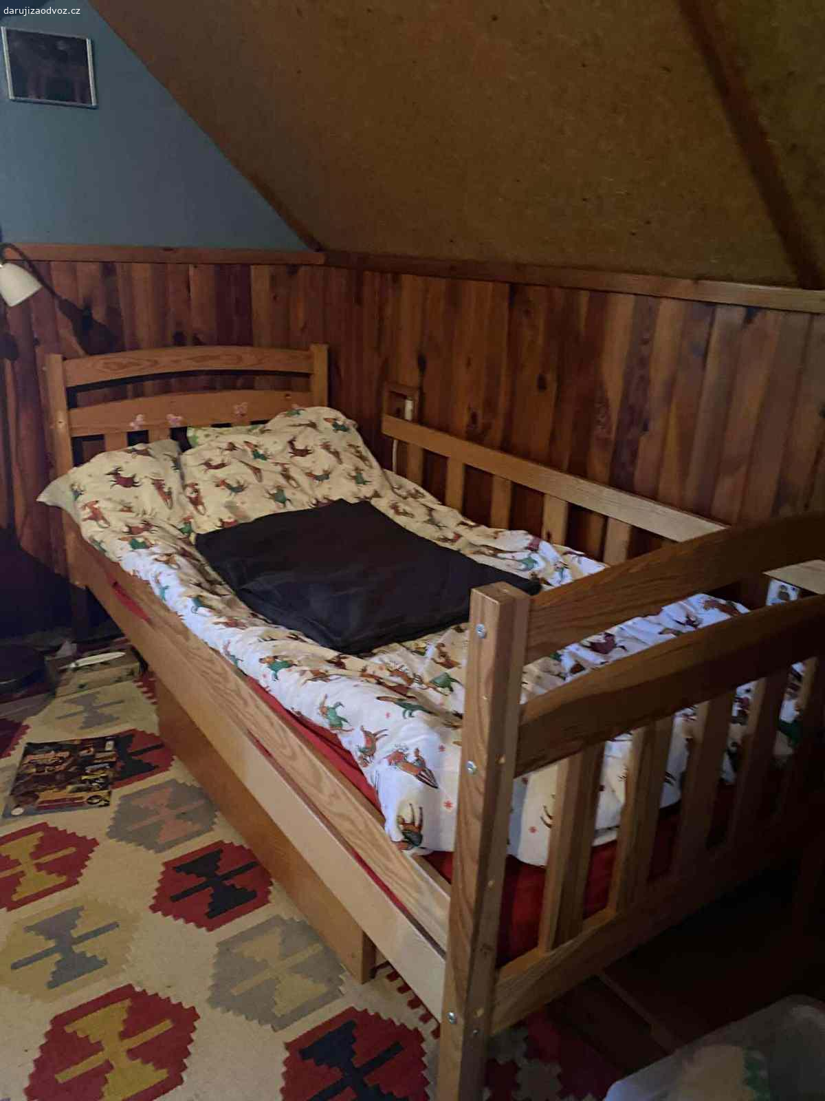 Patrová dětská postel. Patrová dětská postel, rozmery rozlozenych posteli 188x85x83x43 cm. Par samolepek. Bez matraci.
Vyzvednuti Cimelice - jenom soboty a nedele rano.