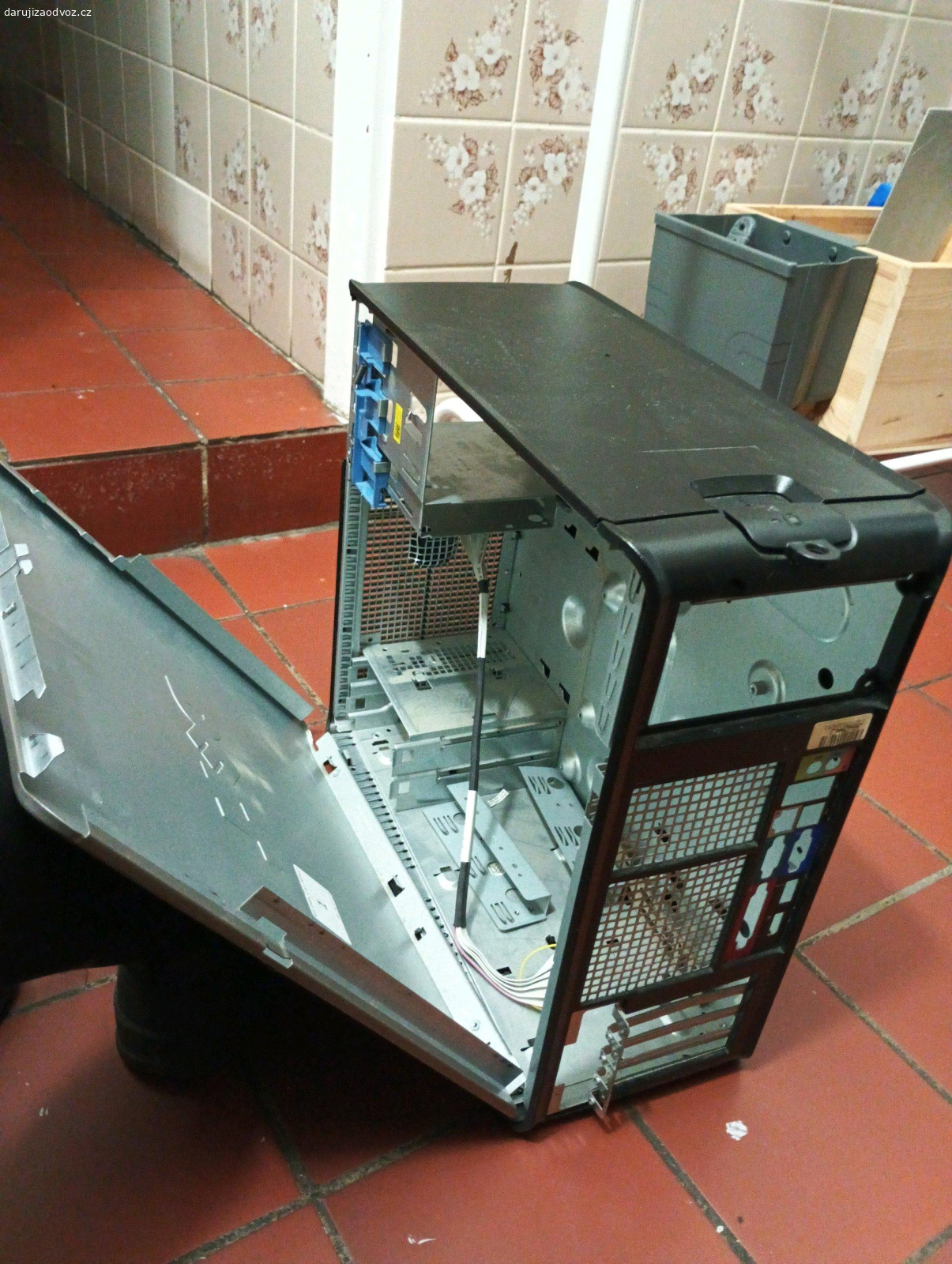 PC skříňka DELL. PC case, za odvoz. Používanýy ale bez poškození, funkční. Co nejdříve, Přijďte rovnou na adresu Školská 28, na místě volejte, nebo whatsapp/telegram. Jedna nebo dvě jízdenky na MHD potěší :) Samozřejmě použitelné necvaknuté jizdenky