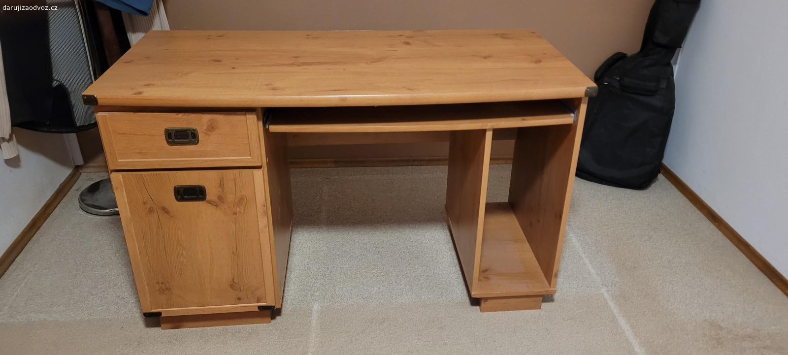 PC stolek. 126 x 60 cm, výška 76 cm.
Kontakt pouze přes mobil.
Děkuji.
