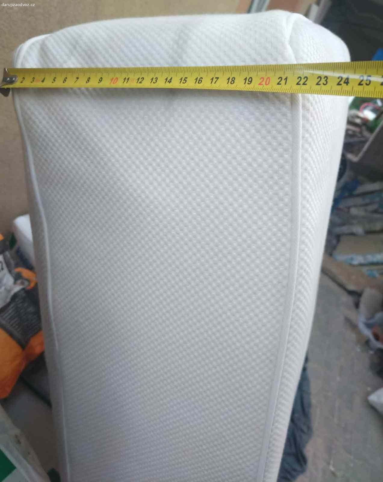 Pěnová matrace 160x200 cm vysoká 23, potah na zip. Daruji (jestli chcete něco přinést, tak třeba kávu Nescafé nebo velkou čokoládu, není podmínkou) pěnovou matraci na manželskou postel rozměr 160x200 cm, výška 23 cm, potah na zip - nestíhám vyprat - proto zdarma. Uvítám rychlé jednání - odvoz Praha 10-Strašnice