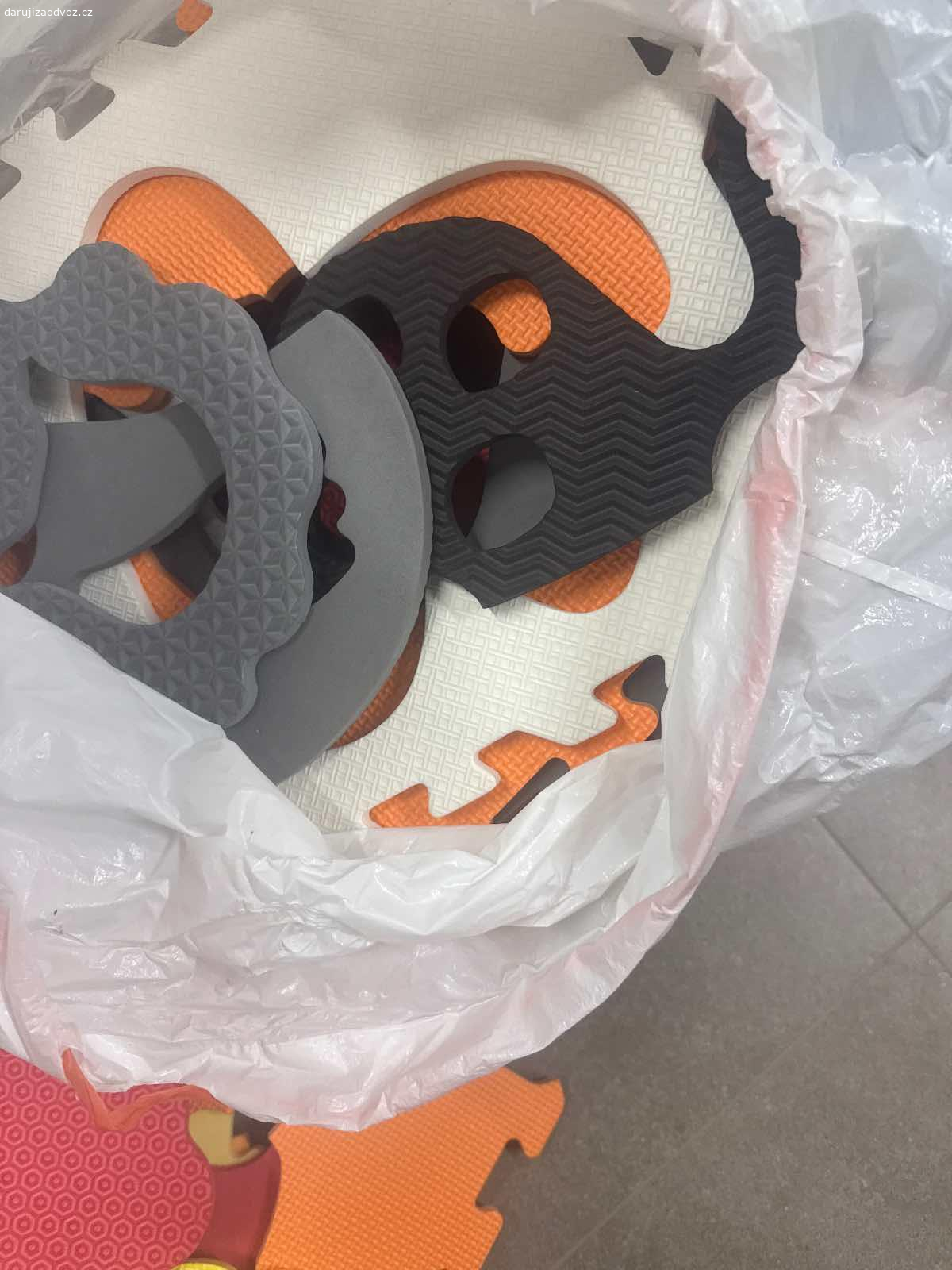 Pěnové puzzle. Daruji dětské pěnové puzzle se zvířátky. Většina je kompletní, děti už nám odrostli, takže čekají na dalšího ? Jsou to dvě balení, cca 20 “dlaždic”