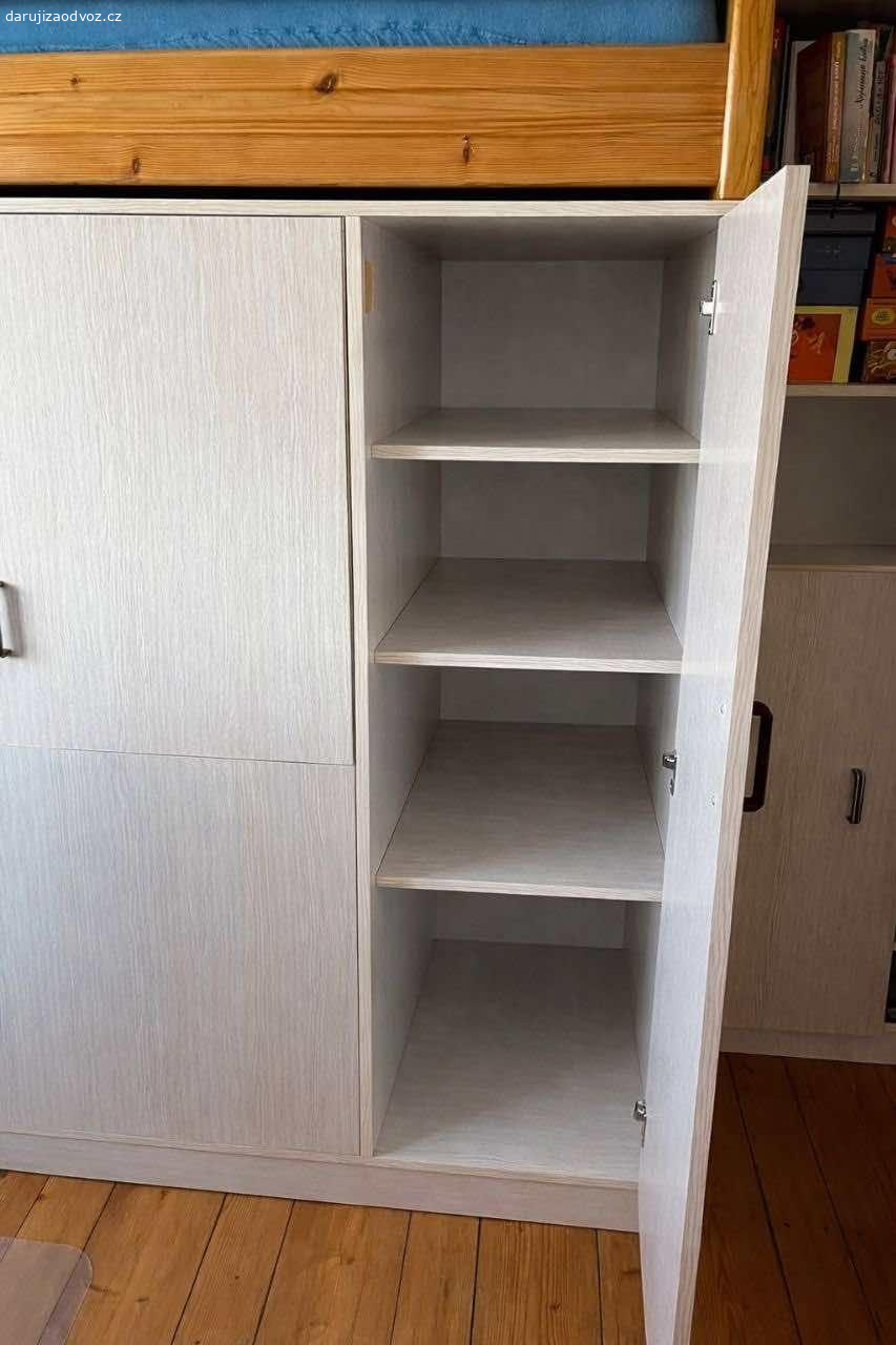 Periňák s/bez posteli. Dobrý den, nabízíme peřiňák s/bez postele. Velmi zachovale.

Peřiňák rozměry:
Výška 152,3 
Šířka 93,5
Délka 203,5
Uvnitř výška 140

Rozměry postele:
Výška 39
Šířka 92
Délka 202