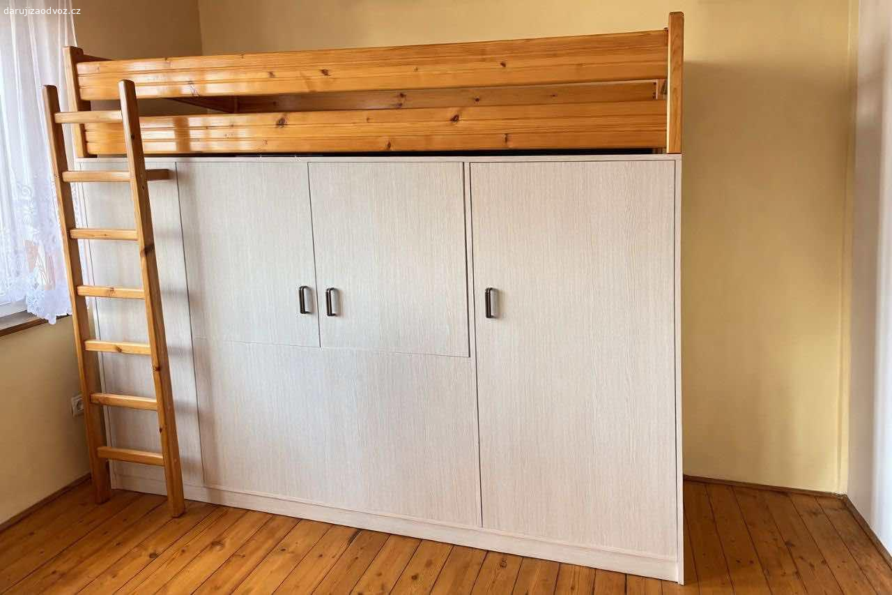 Periňák s/bez posteli. Dobrý den, nabízíme peřiňák s/bez postele. Velmi zachovale.

Peřiňák rozměry:
Výška 152,3 
Šířka 93,5
Délka 203,5
Uvnitř výška 140

Rozměry postele:
Výška 39
Šířka 92
Délka 202