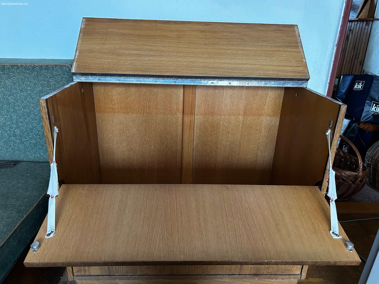 Peřiňáky 2 ks. Nabízím 2 staré peřiňáky. Šířka 88 cm, výška 78,5 cm, hloubka 48,5 cm. Nutný vlastní odvoz.