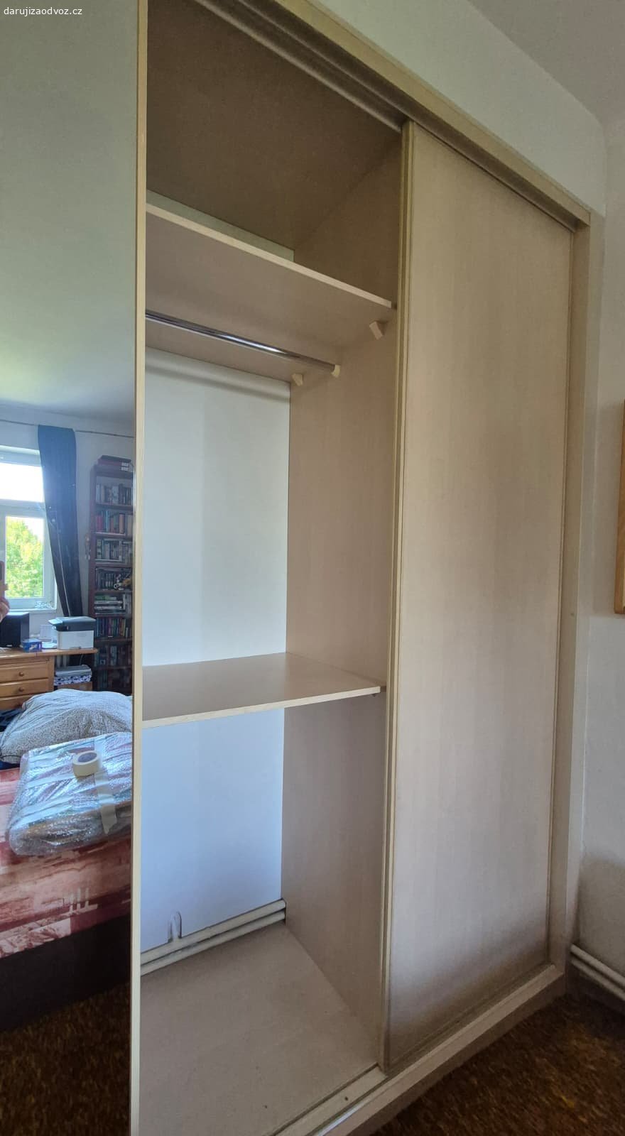 Pětidílná vestavěná skříň. Rozměry:
Výška: 270 cm, délka 425 cm. Police 80 x 54 cm. Patero posuvných dveří, z toho dvoje zrcadlové. V bočních dílech po dvou šuplících. Bez vady.
VLASTNÍ DEMONTÁŽ A ODVOZ MINIMÁLNĚ VE DVOU LIDECH. 
NUTNÉ ODVÉZT DO NEDĚLE 26. ČERVENCE.