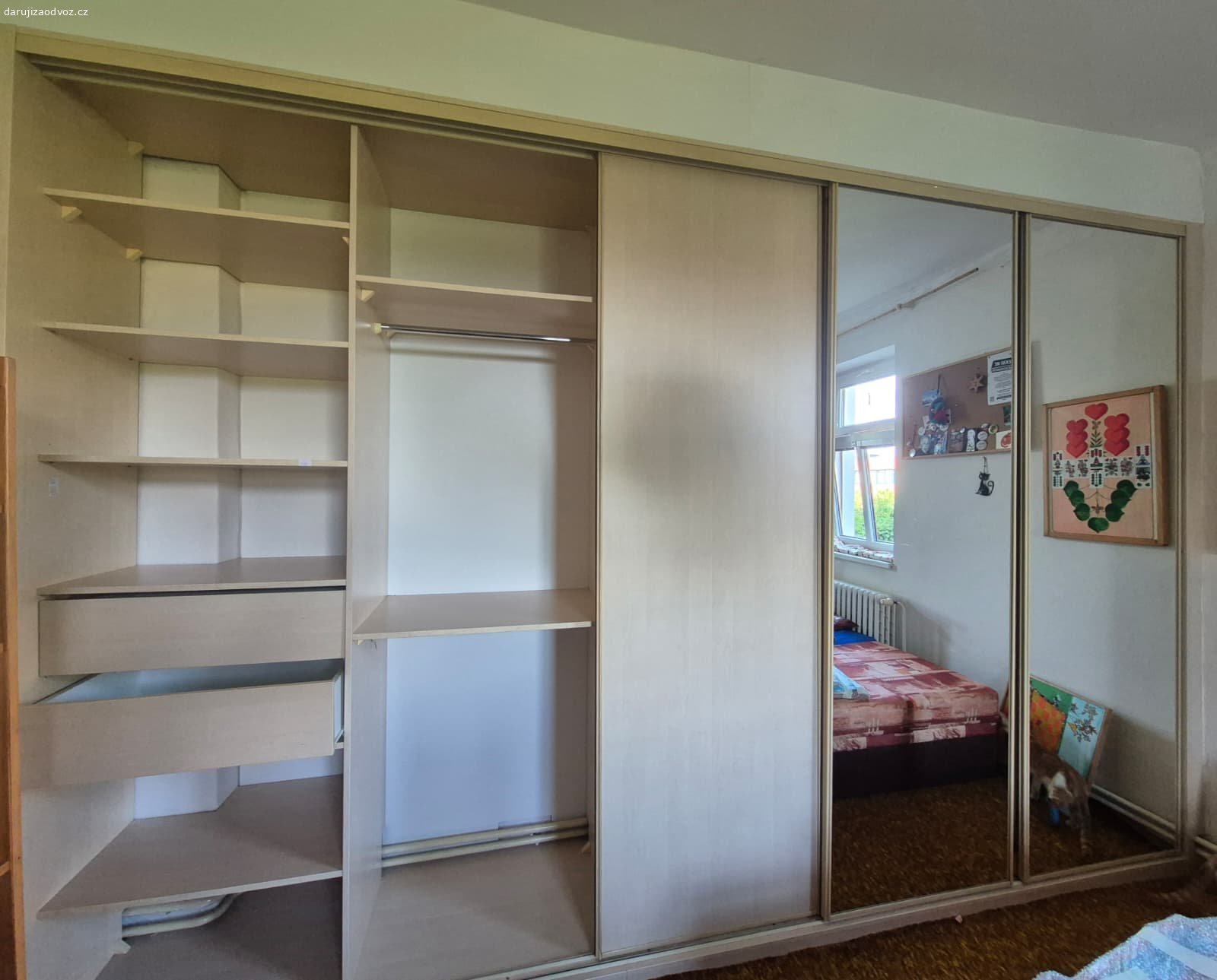 Pětidílná vestavěná skříň. Rozměry:
Výška: 270 cm, délka 425 cm. Police 80 x 54 cm. Patero posuvných dveří, z toho dvoje zrcadlové. V bočních dílech po dvou šuplících. Bez vady.
VLASTNÍ DEMONTÁŽ A ODVOZ MINIMÁLNĚ VE DVOU LIDECH. 
NUTNÉ ODVÉZT DO NEDĚLE 26. ČERVENCE.