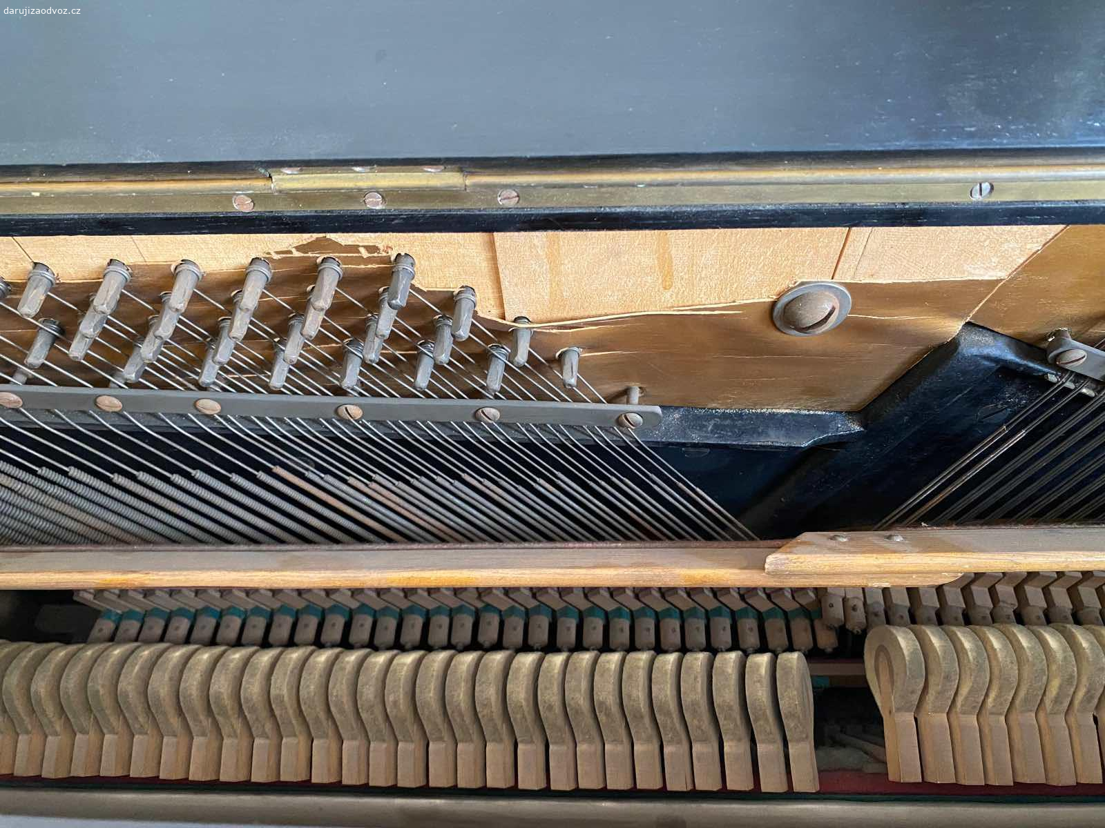 Pianino za odvoz. Daruji za odvoz nádherné historické pianino rakouské výroby J. Nemetschke Wein, stav viz foto, naprasklá zadní deska.
