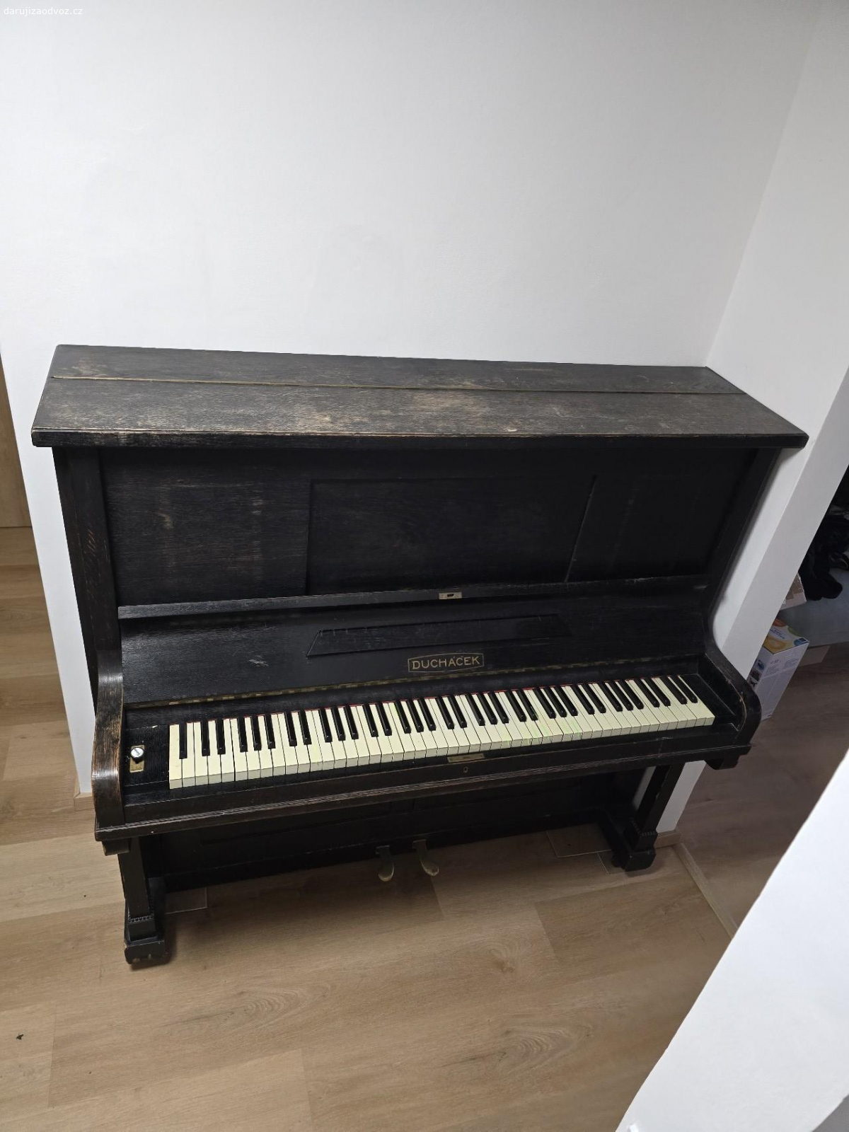 Piano Ducháček. Daruji piano - opotřebované dle fotek. Je potřeba si zajistit vlastní odvoz a snesení po schodech ze 4. patra. Rozměry jsou 149 (š) x 65 (h) x 137 (v) cm a váha odhadem cca 250 kg.