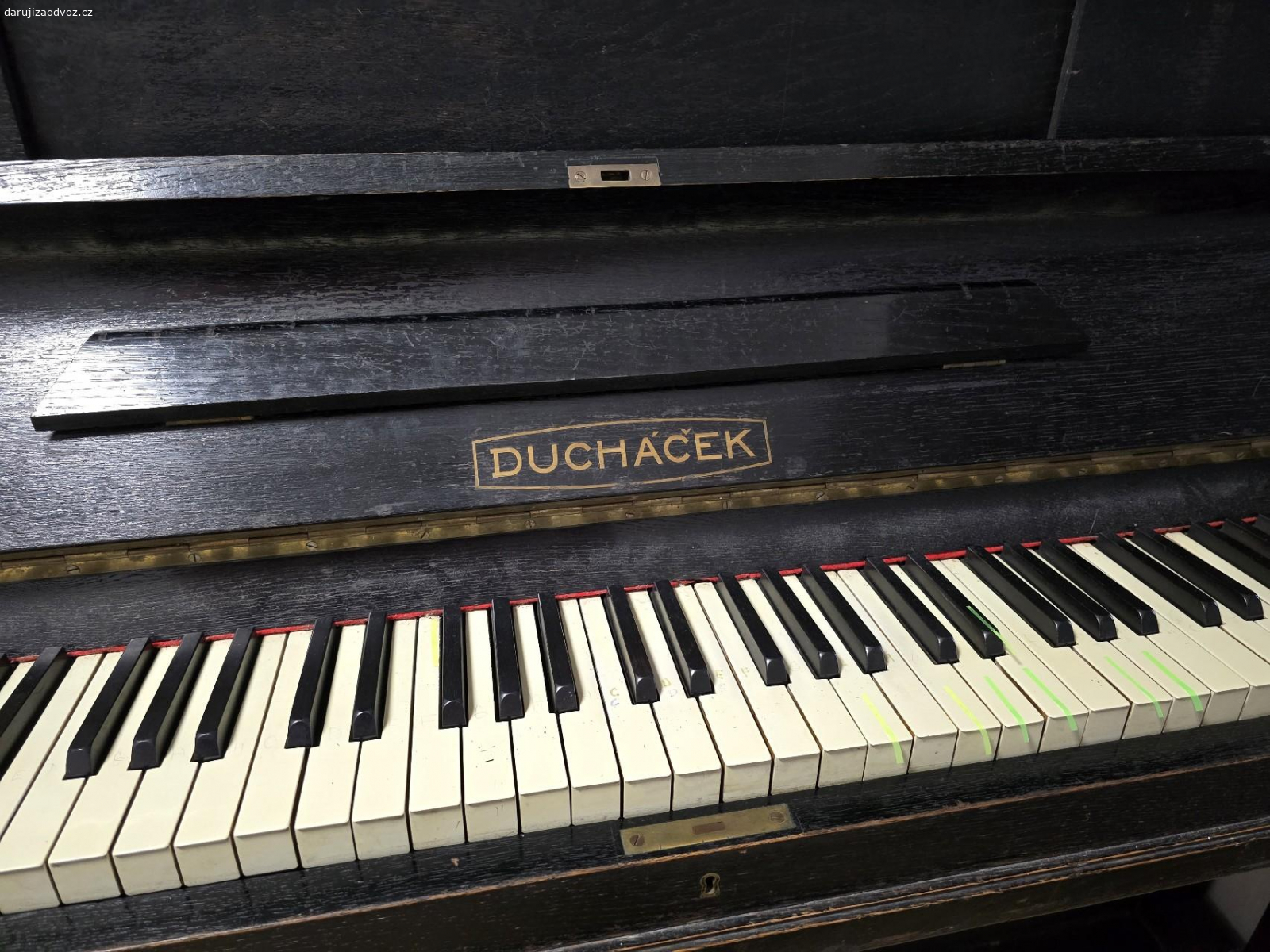 Piano Ducháček. Daruji piano - opotřebované dle fotek. Je potřeba si zajistit vlastní odvoz a snesení po schodech ze 4. patra. Rozměry jsou 149 (š) x 65 (h) x 137 (v) cm a váha odhadem cca 250 kg.