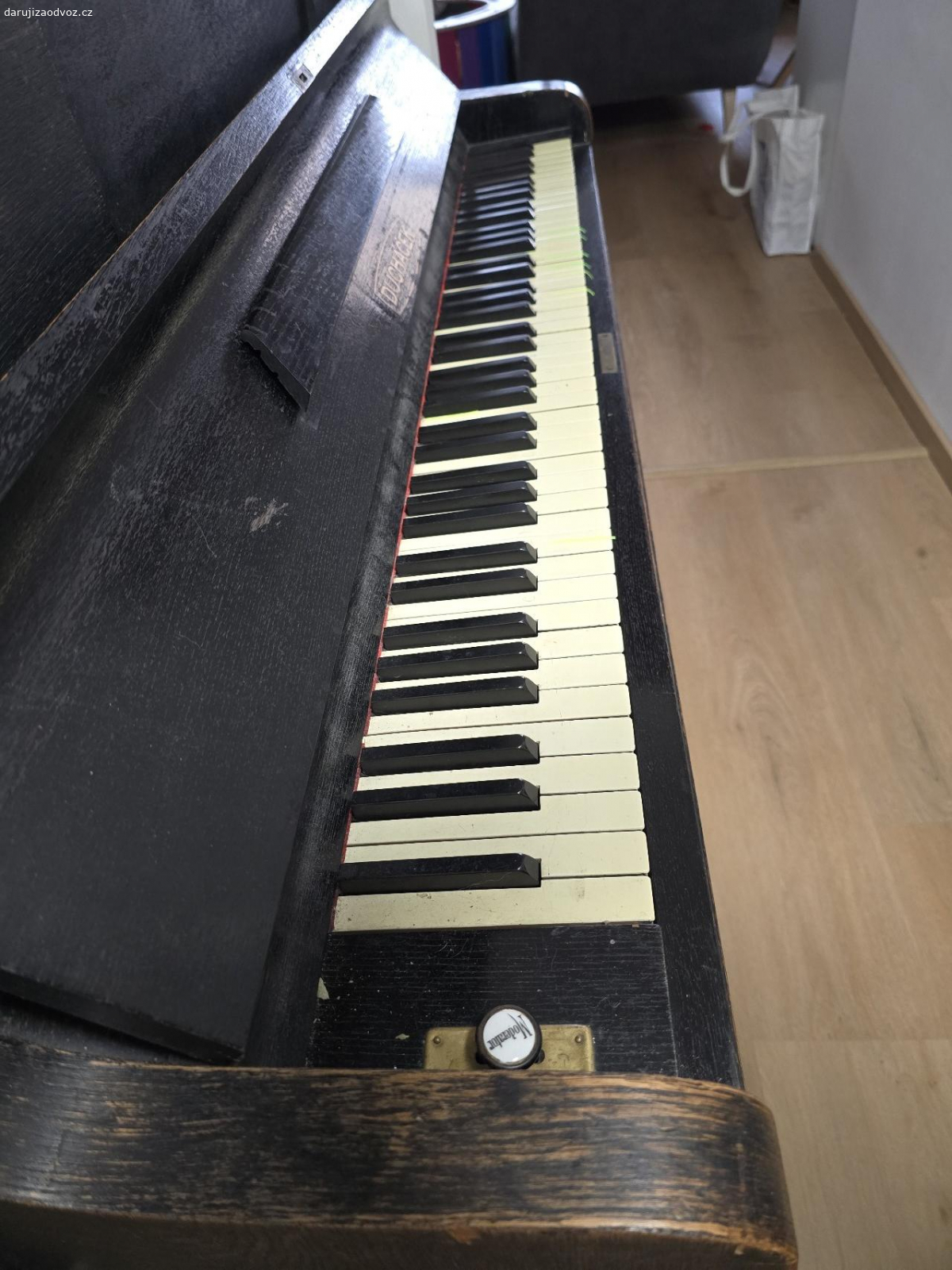 Piano Ducháček. Daruji piano - opotřebované dle fotek. Je potřeba si zajistit vlastní odvoz a snesení po schodech ze 4. patra. Rozměry jsou 149 (š) x 65 (h) x 137 (v) cm a váha odhadem cca 250 kg.