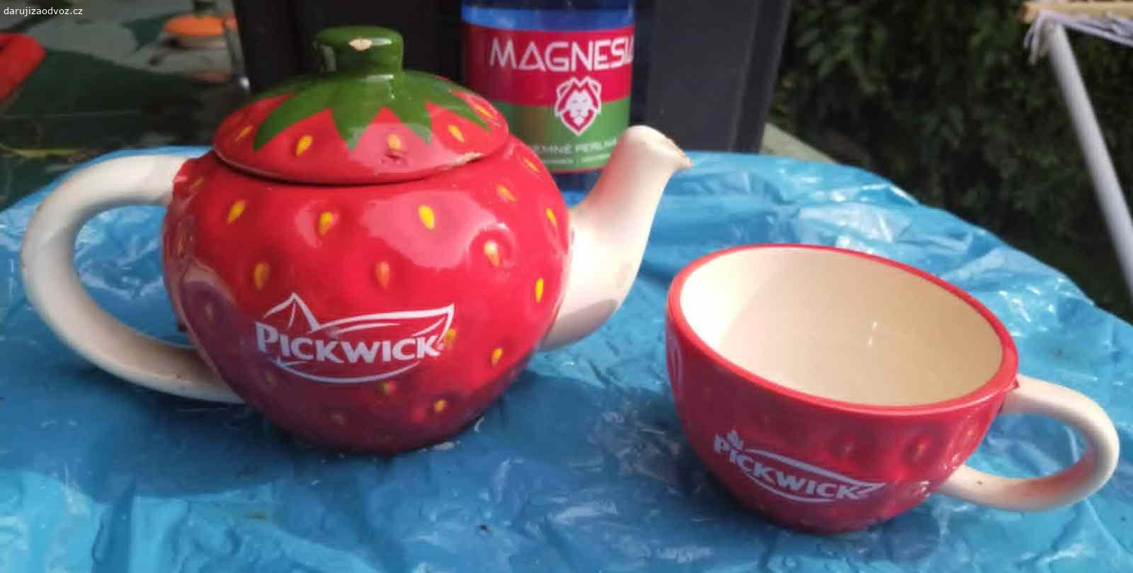 Pickwick konvice na čaj s víčkem a hrnek. Pickwick konvice na čaj s víčkem a hrnek - konvice má oťuky, viz foto, hrnek je v pořádku. Praha 10-Strašnice, jestli chcete něco přinést, tak třeba ovoce pro děti, nebo čokoládu, není podmínkou. Nikam nenosím, neposílám.