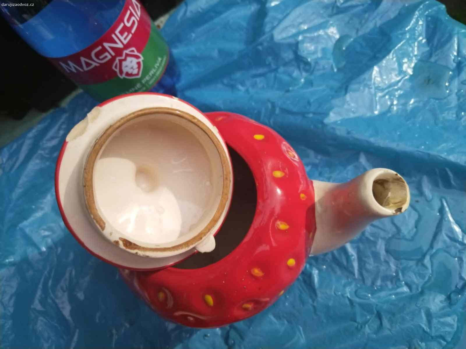 Pickwick konvice na čaj s víčkem a hrnek. Pickwick konvice na čaj s víčkem a hrnek - konvice má oťuky, viz foto, hrnek je v pořádku. Praha 10-Strašnice, jestli chcete něco přinést, tak třeba ovoce pro děti, nebo čokoládu, není podmínkou. Nikam nenosím, neposílám.