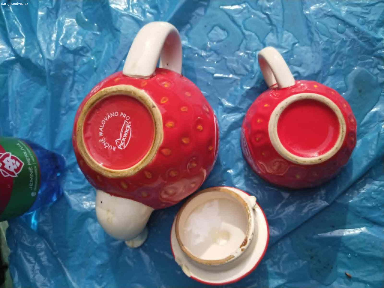 Pickwick konvice na čaj s víčkem a hrnek. Pickwick konvice na čaj s víčkem a hrnek - konvice má oťuky, viz foto, hrnek je v pořádku. Praha 10-Strašnice, jestli chcete něco přinést, tak třeba ovoce pro děti, nebo čokoládu, není podmínkou. Nikam nenosím, neposílám.