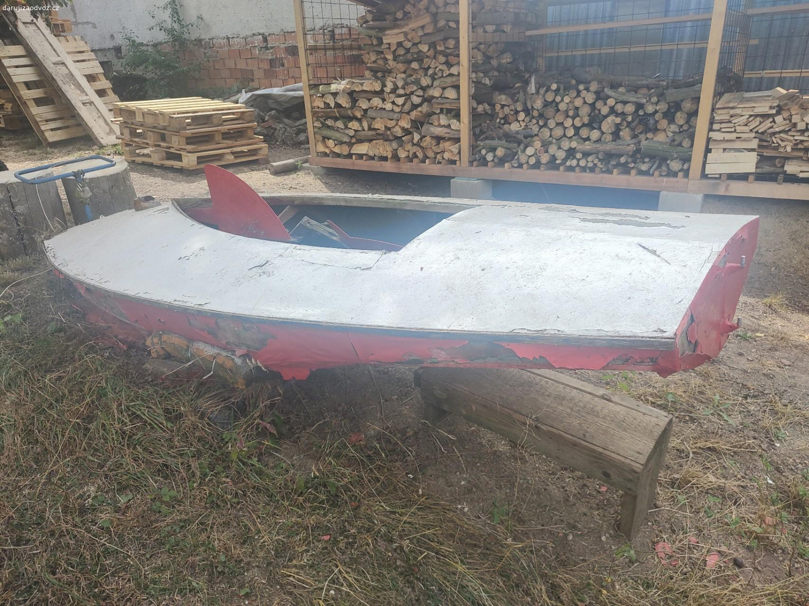 Plachetnice Mlok. Plachetnice z dědictví, nepoužívaná před odstavením na vodě používaná, zbytečně chátrá, odlupuje se lak, po ošetření a nalakování bude sloužit dál.Ostatní věci k plachetnici mám.Včetně vozíku viz foto.