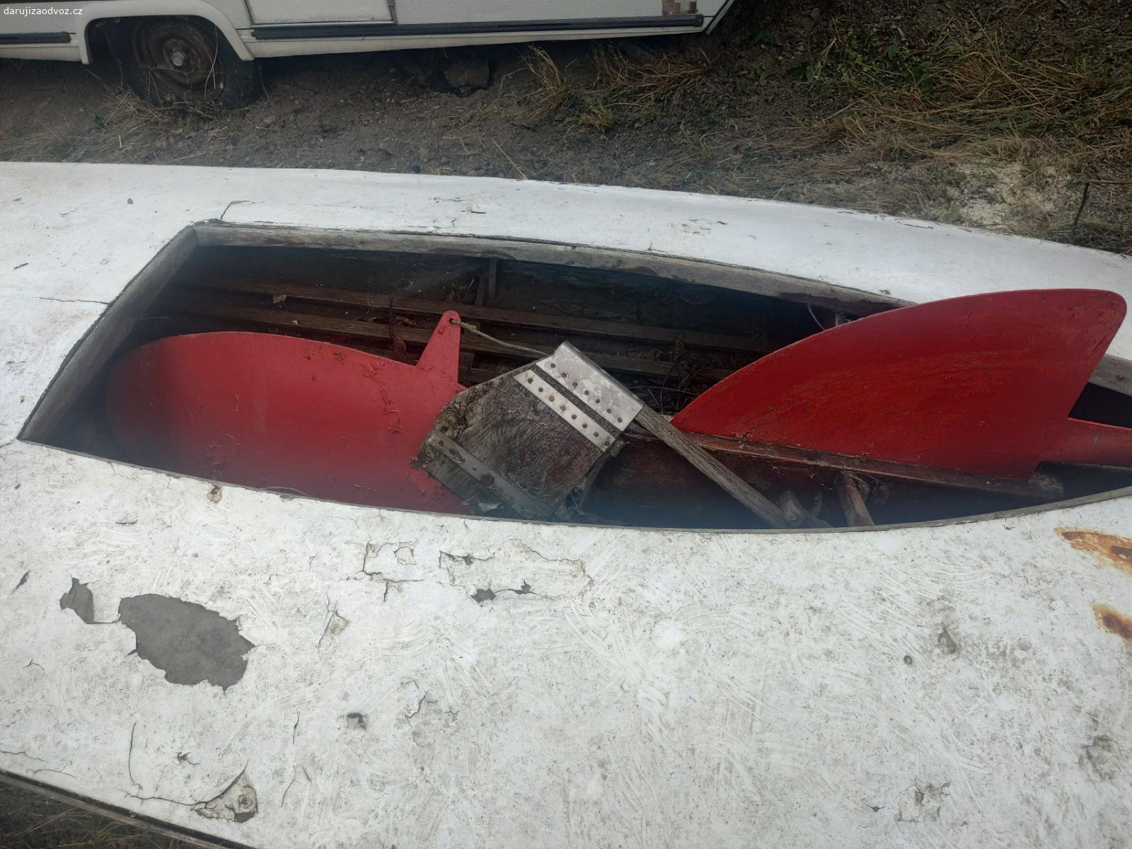 Plachetnice Mlok. Plachetnice z dědictví, nepoužívaná před odstavením na vodě používaná, zbytečně chátrá, odlupuje se lak, po ošetření a nalakování bude sloužit dál.Ostatní věci k plachetnici mám.Včetně vozíku viz foto.