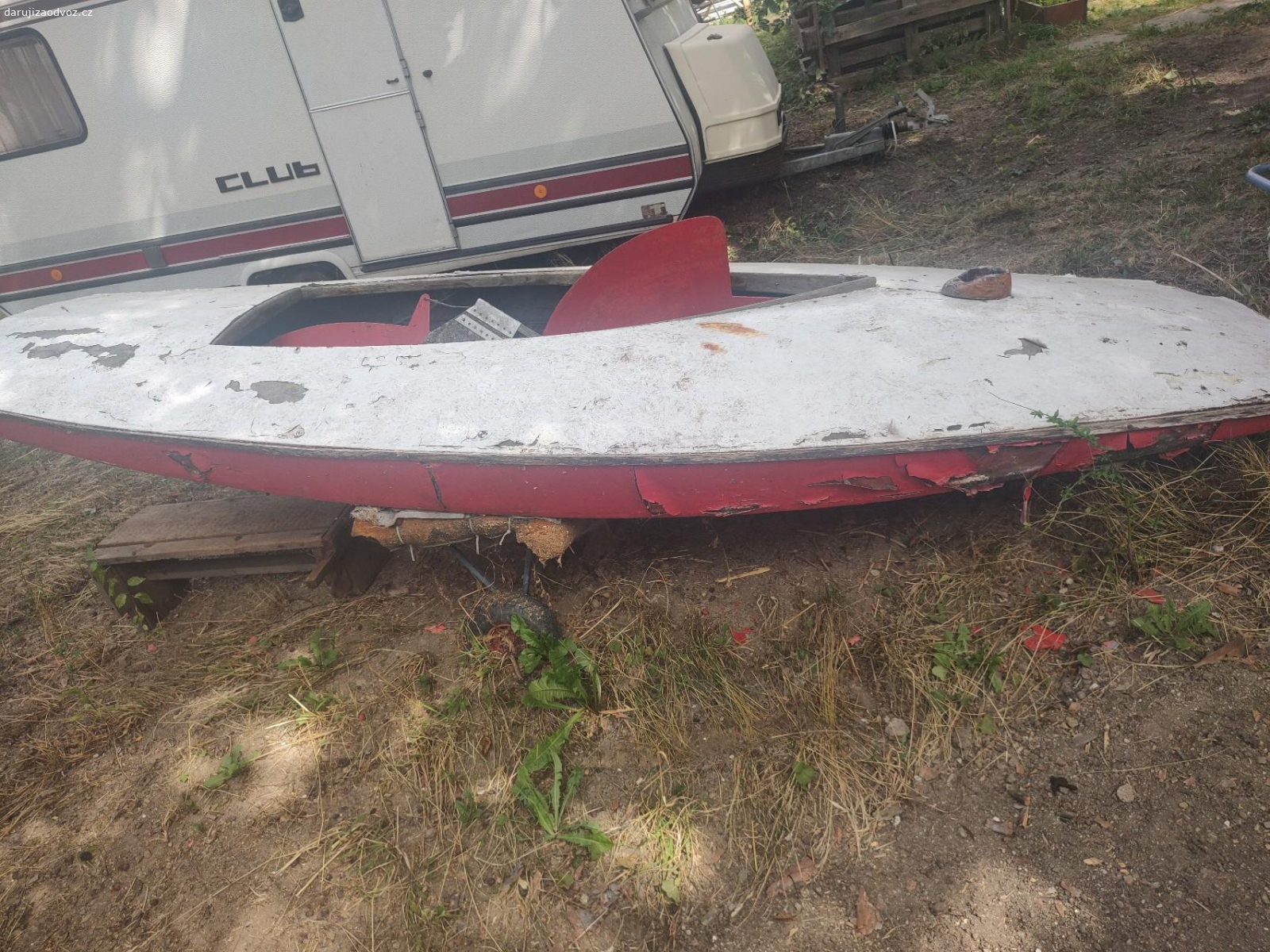 Plachetnice Mlok. Plachetnice z dědictví, nepoužívaná před odstavením na vodě používaná, zbytečně chátrá, odlupuje se lak, po ošetření a nalakování bude sloužit dál.Ostatní věci k plachetnici mám.Včetně vozíku viz foto.