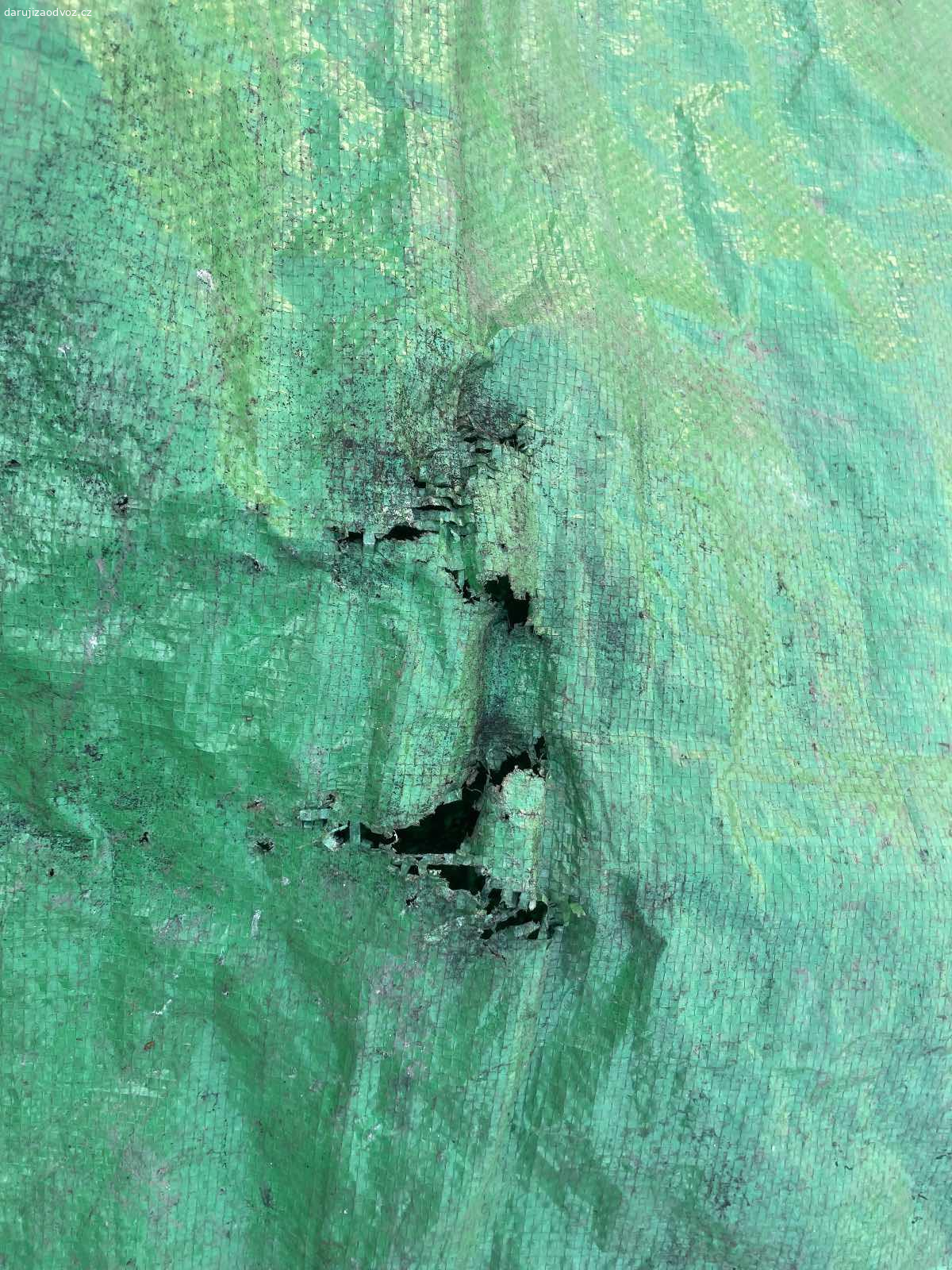 Plachta - 2,8 x 3,7 m - ZA ODVOZ!. Daruji ZA ODVOZ plachtu, rozměry: 2,8 x 3,7 m. Na některých místech děravá, používaná na uhlí - druhá strana je od uhlí, nutné umejt. K vyzvednutí po předchozí domluvě v Praze nebo středočeský kraj - Beroun, Kladno, Rakovník, Nižbor, Zbečno. Daruji další věci ZA ODVOZ viz. inzeráty!