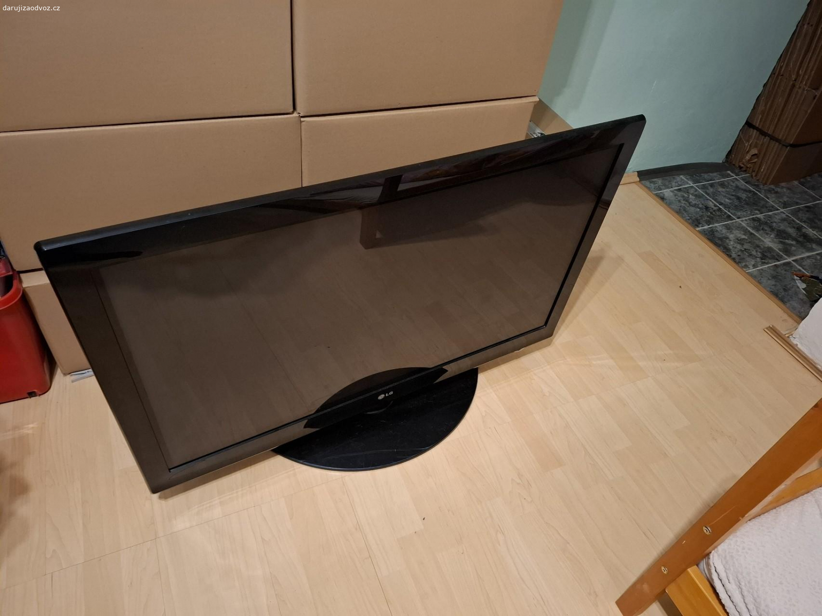 Plasma TV LG 106 cm. Daruji tuto televizi.  Po levé straně obrazovky se vyskytl černý pruh od shora dolů  (a naopak...:) ). Sloužila výborně 17 let.  Na pořady se koukat dá,  ideální pro nenáročného diváka,  či na ND, pokud to má vůbec smysl.  
Preferuji pouze osobní odběr.