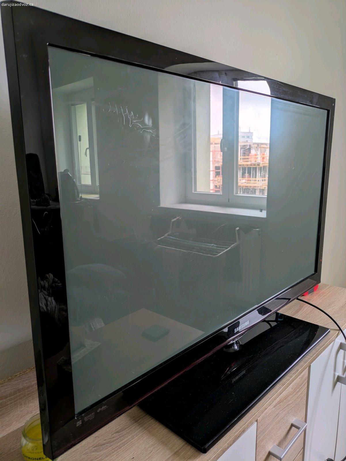Plasmová televize Samsung. Stará plasma TV 1024x768, úhlopříčka 107cm (42"), funkční, s ovladačem (potřeboval by nové baterky), připojení přes HDMI, VGA, USB, nebo na set top box, rok 2010, obraz nic moc. HDMI kabel není součástí.