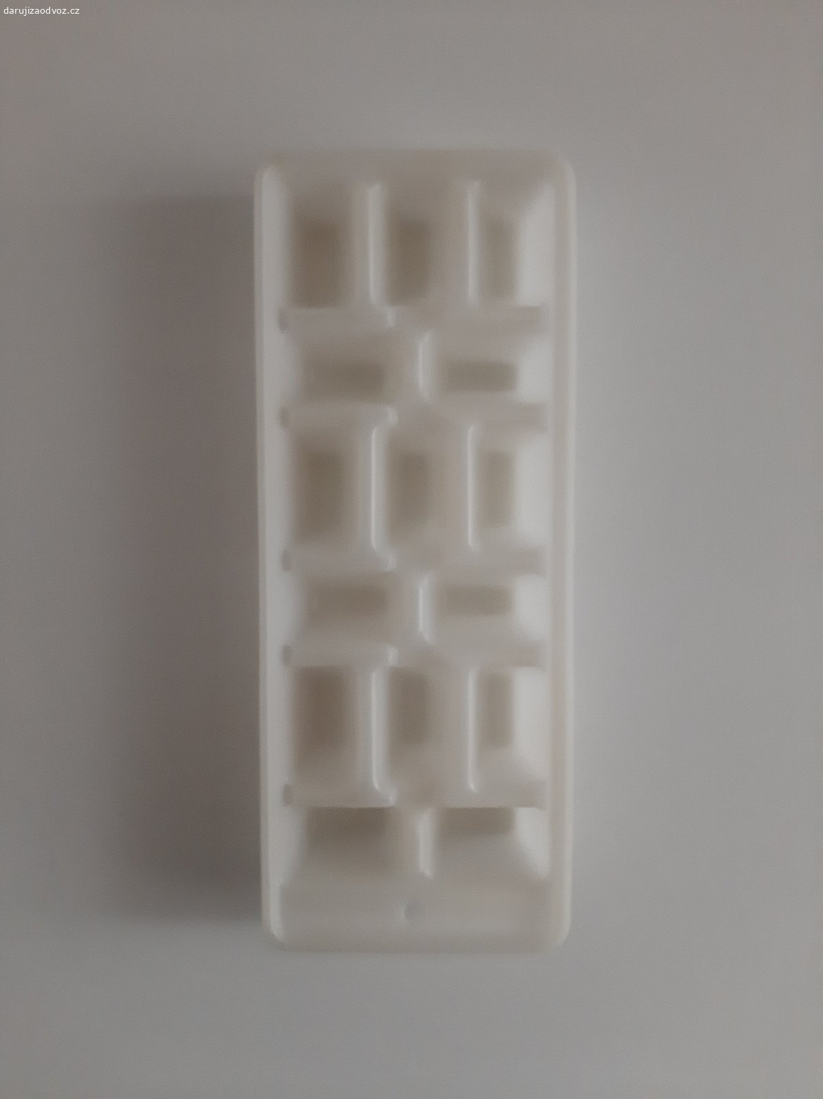 Plastová forma na led. Daruji plastovou formu na led. Šířka 25 cm, hloubka 10 cm, výška 3 cm.
Předání Praha, Karlovo náměstí, vedle supermarketu Albert, mezi 17:00 a 20:00.