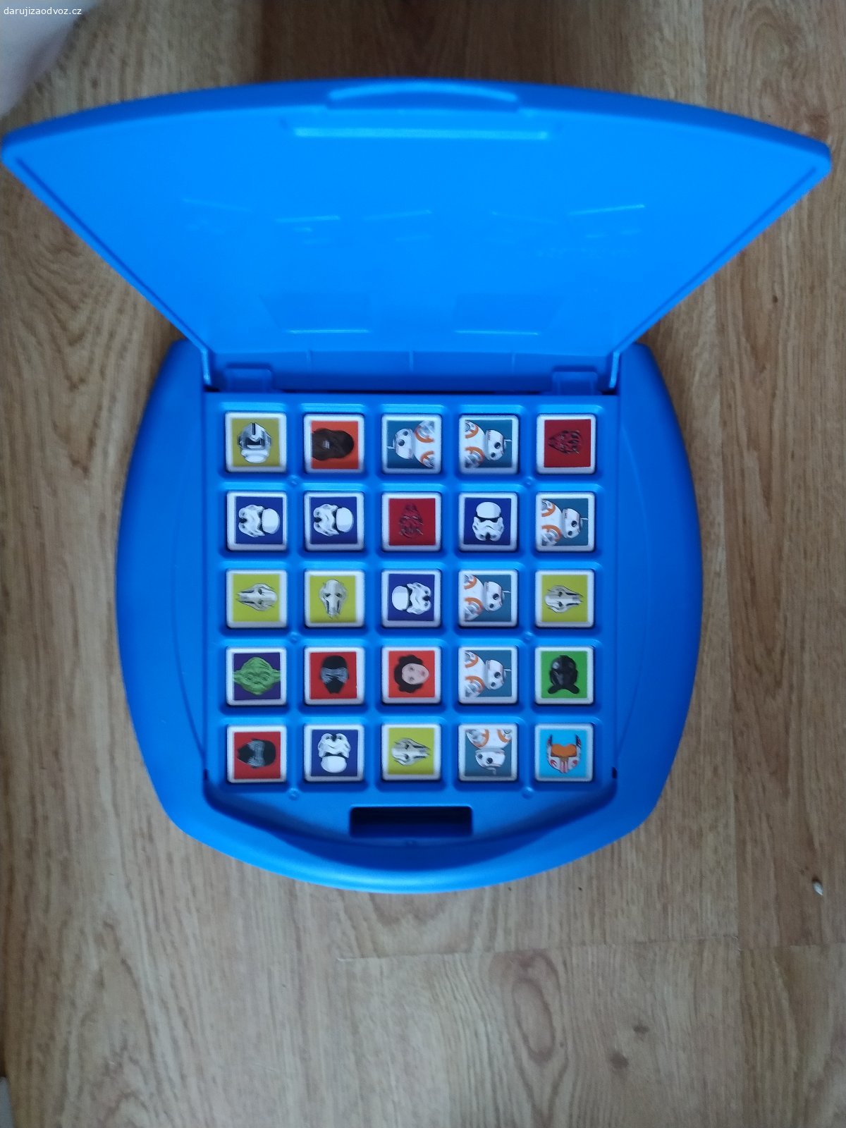 Plastová krabička , stojánek s kostkama  STARWARS. Chybí k tomu kartičky , jestli se to někomu hodí anebo je  k tomu má.
