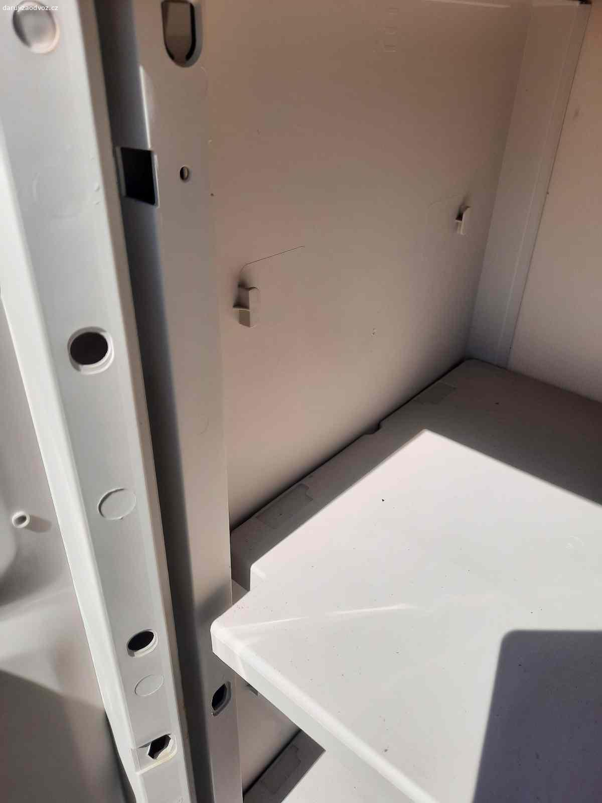 Plastová skrinka. Daruji plastovou skříňku. Možnost nastavit výšku šuplíku do 5 úrovni. Zezadu je trochu ustipla-viz foto
Ideálně výměnou za něco dobrého, ale klidně i jen tak;)