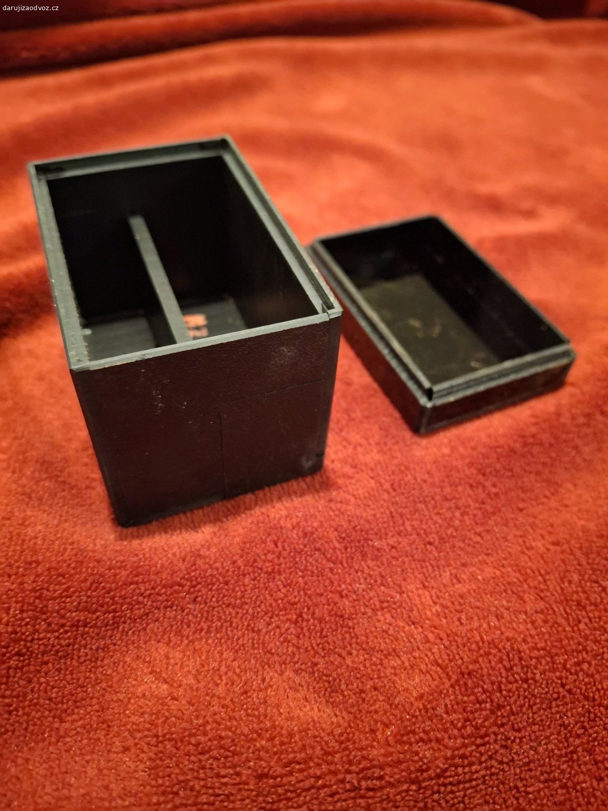 plastové krabičky. cca 70 kusů,  víčko propouští infra světlo 960nm, šuplíček na 9V baterii. Rozměry 6,5 x 4,5 cm, výška 6,5 cm