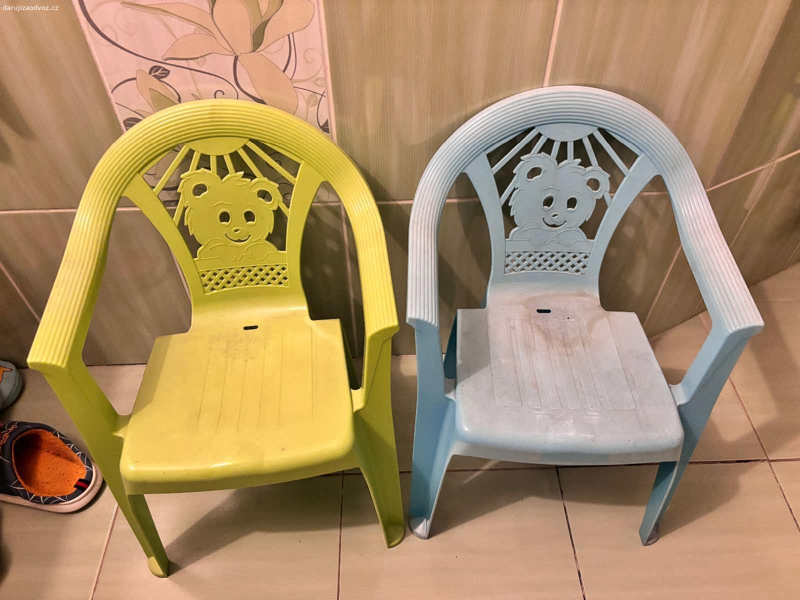 Plastové židličky. Daruje dvě plastové židličky pro malé děti. Používané.