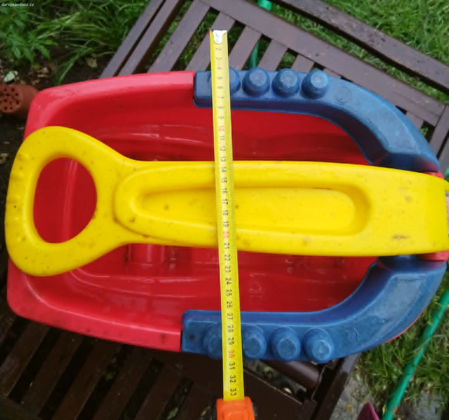 Plastový tahací vozík Mega Bloks – bez kostek. Daruji (ovoce pro děti potěší, není podmínkou) dětský tahací vozík značky Mega Bloks (Mattel). Vozík je používaný, nese známky hraní viditelné na fotkách, ale je plně funkční, robustní, plast nikde nepraskl, poslední dobou byl na zahradě. Má sklápěcí žluté madlo a modré bočnice s výstupky, na které lze kostky přímo stavět. Ideální jako úložný box na hračky nebo na převážení venku. Předám Praha 10-Strašnice, samostatně BEZ stavebních kostek.