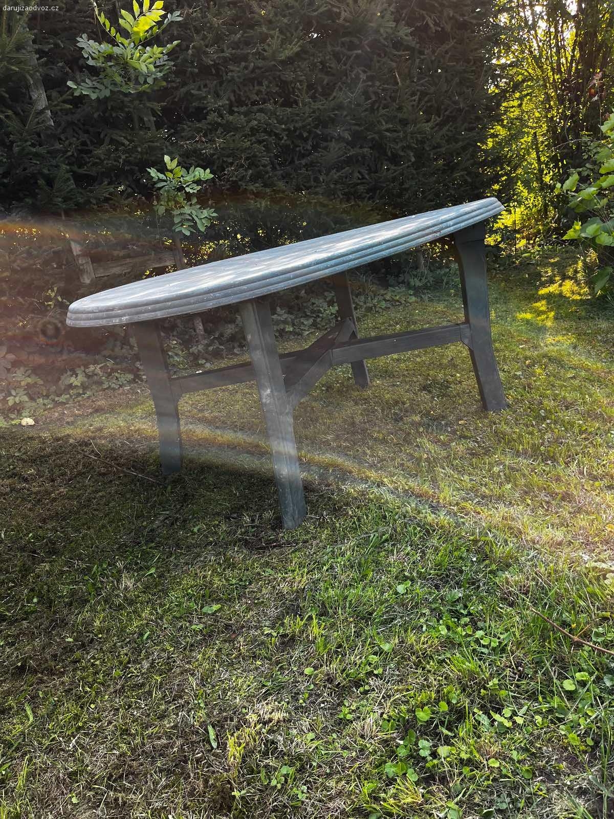 Plastový zahradní stůl rozložitelný. Nic mu není co do funkčnosti. Jedinou vadou je vyblednutá barva vlivem slunce.