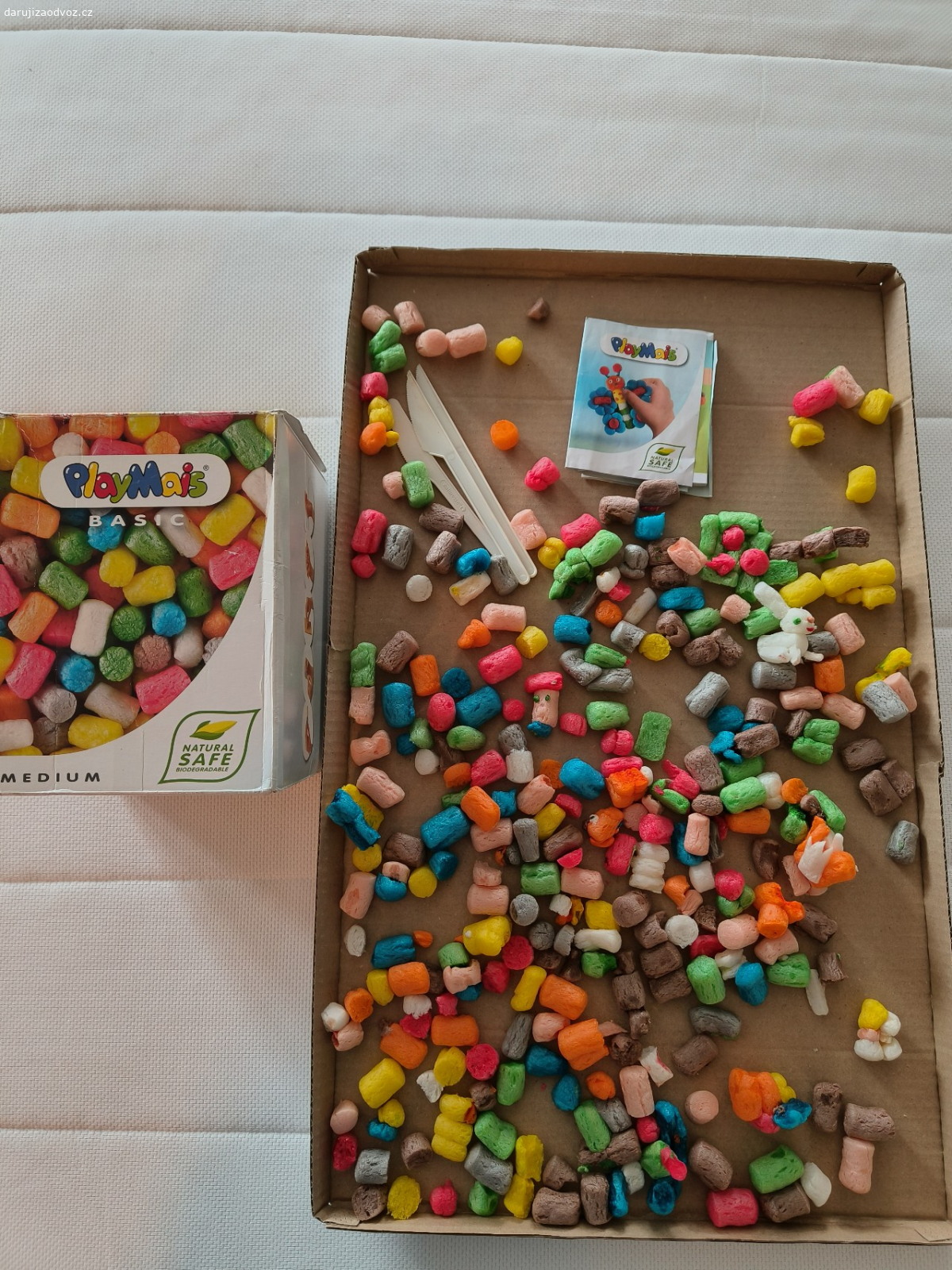 Play Mais. hrané kukuřičné křupky Play Mais, pro tvořivé malé ručičky, některé už slepené ale pořád je s čím si hrát