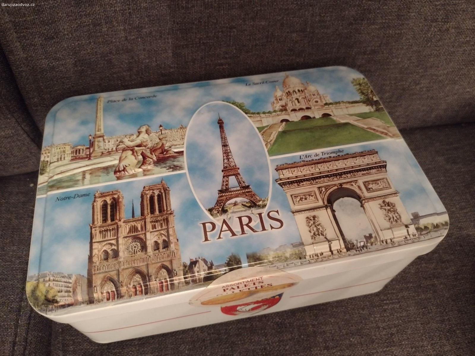 Plechová krabička Paříž. Daruji plechovou truhličku o rozměrech cca 20 x 13, v. 7 cm. Potěší ovoce či oříšky, není podmínkou.