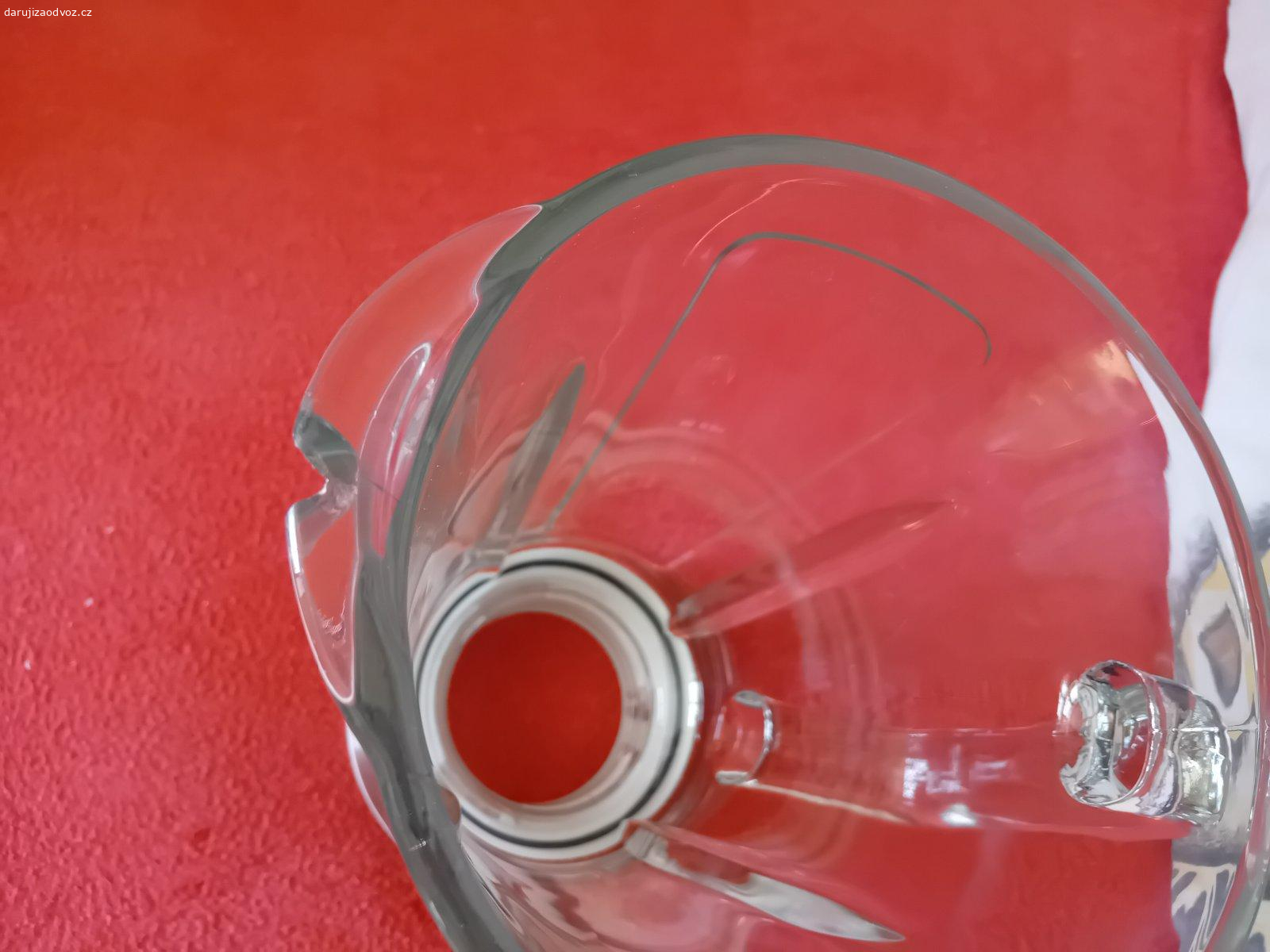 Plně funkční Mixer ORAVA RM 250. právě jsem mu trochu uštípla tu nádobu, jestli vám to nevadí, jinak je plně funkční