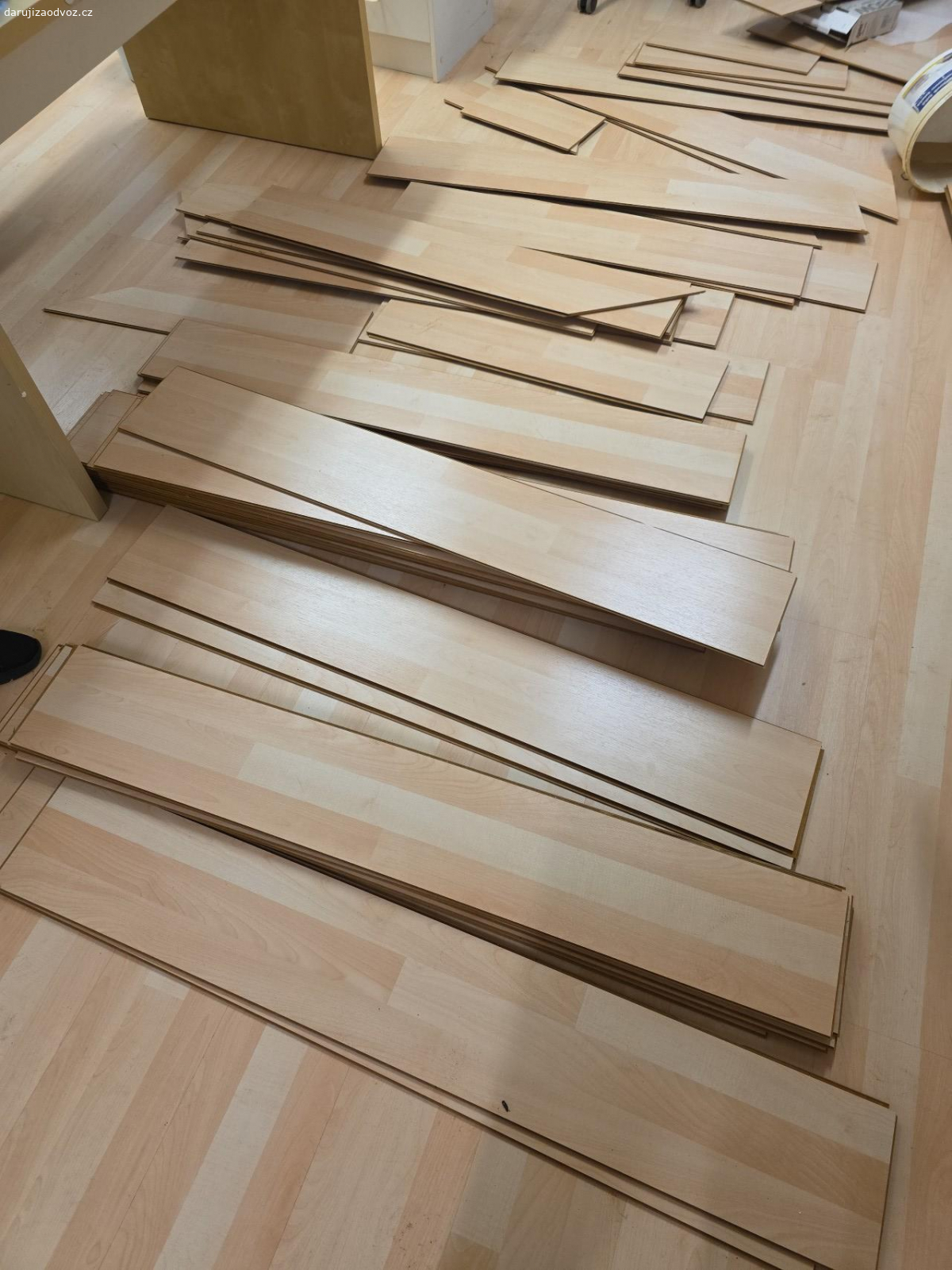 plovouci podlaha. zbytky už jednou použité plovouci podlahy min 25 kusu použitelných to je cca 6m2 pak nějaké odřezky