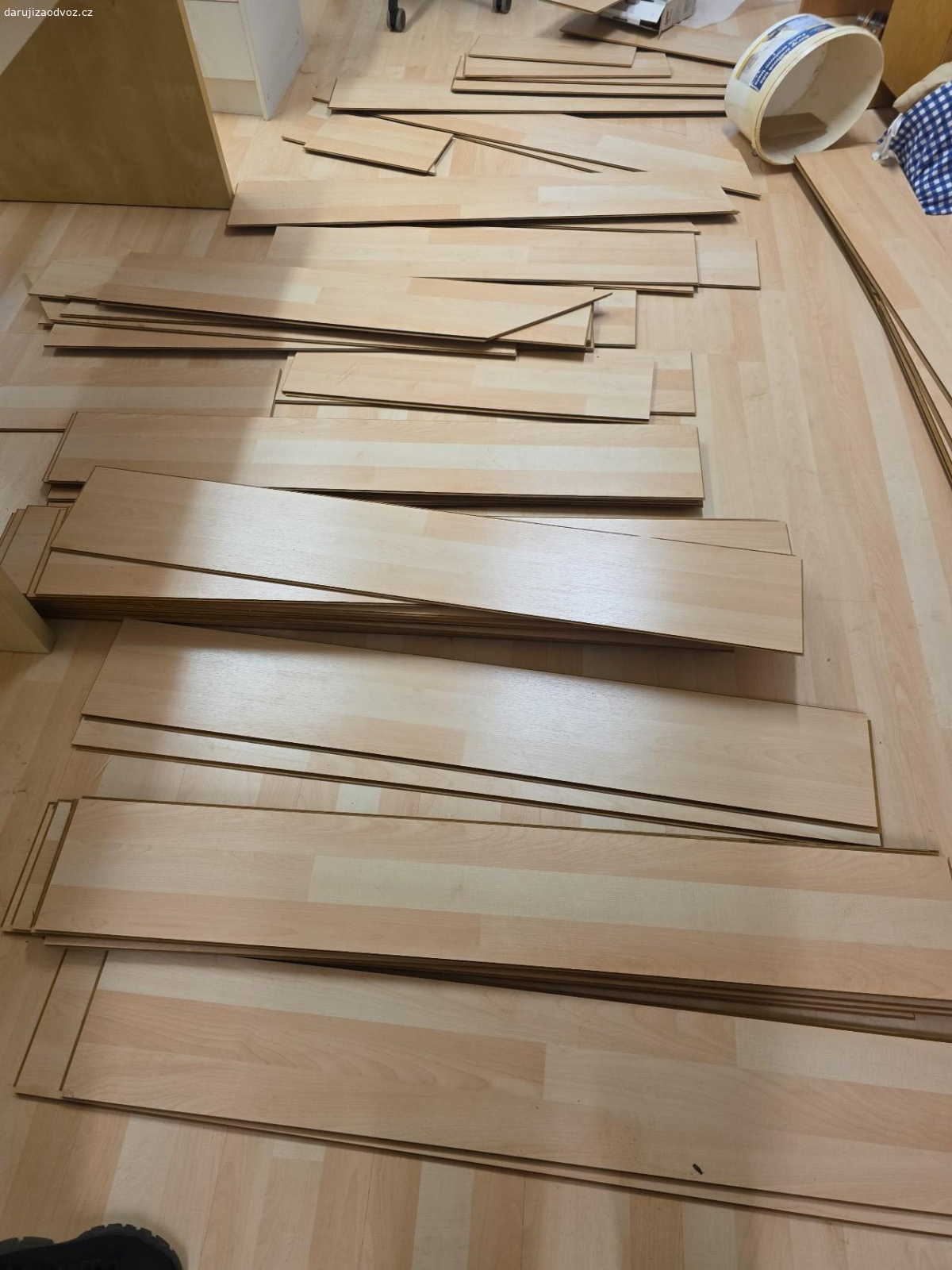 plovouci podlaha. zbytky už jednou použité plovouci podlahy min 25 kusu použitelných to je cca 6m2 pak nějaké odřezky