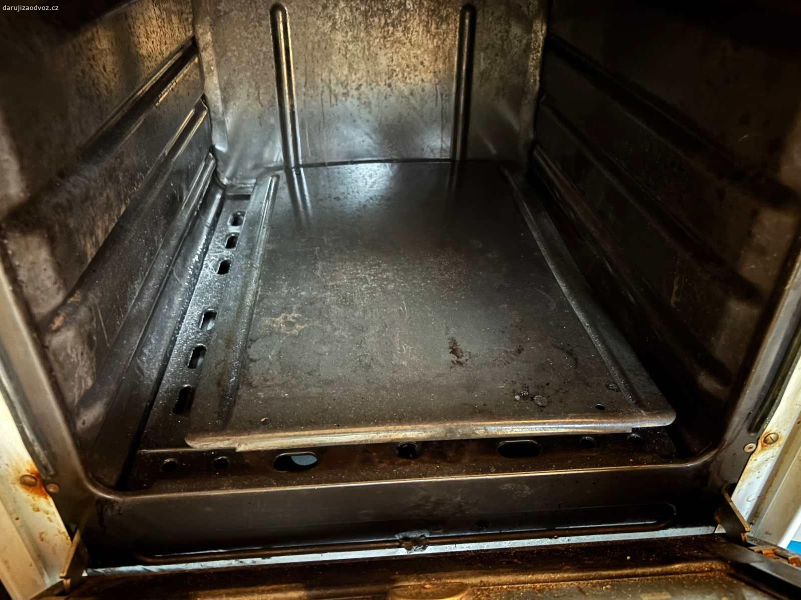 Plynový sporák a trouba. Starý ale funkční plynový sporák