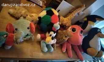 Plyšáci tučňáci, chobotnice, míč, Goofy. Daruji (jestli chcete něco přinést, tak třeba velkou čokoládu apod., ale není podmínkou) plyšové hračky pro děti - tučňák Sven a Tux, růžová chobotnice, pes Goofy, žirafa Ikea už NENÍ, lev, plyšový míč a další. Odvoz Praha 10 nedaleko Tesco Skalka