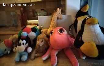 Plyšáci tučňáci, chobotnice, míč, Goofy. Daruji (jestli chcete něco přinést, tak třeba velkou čokoládu apod., ale není podmínkou) plyšové hračky pro děti - tučňák Sven a Tux, růžová chobotnice, pes Goofy, žirafa Ikea už NENÍ, lev, plyšový míč a další. Odvoz Praha 10 nedaleko Tesco Skalka
