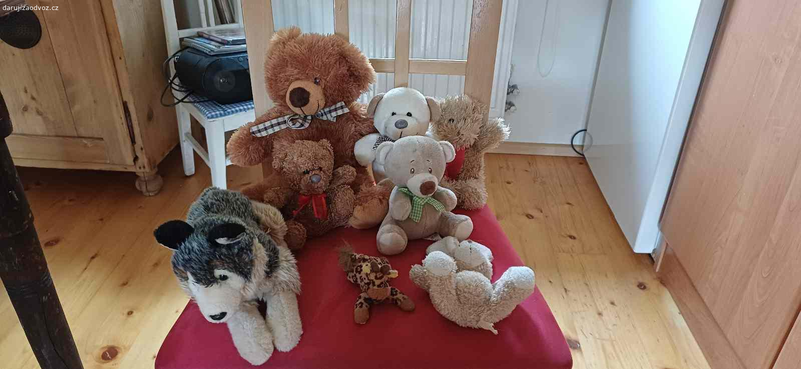Plyšáci. Daruji mix plysaku, bohuzel pejsek ma kus bez chlupu. POUZE osobni vyzvednuti v obci Cekov.