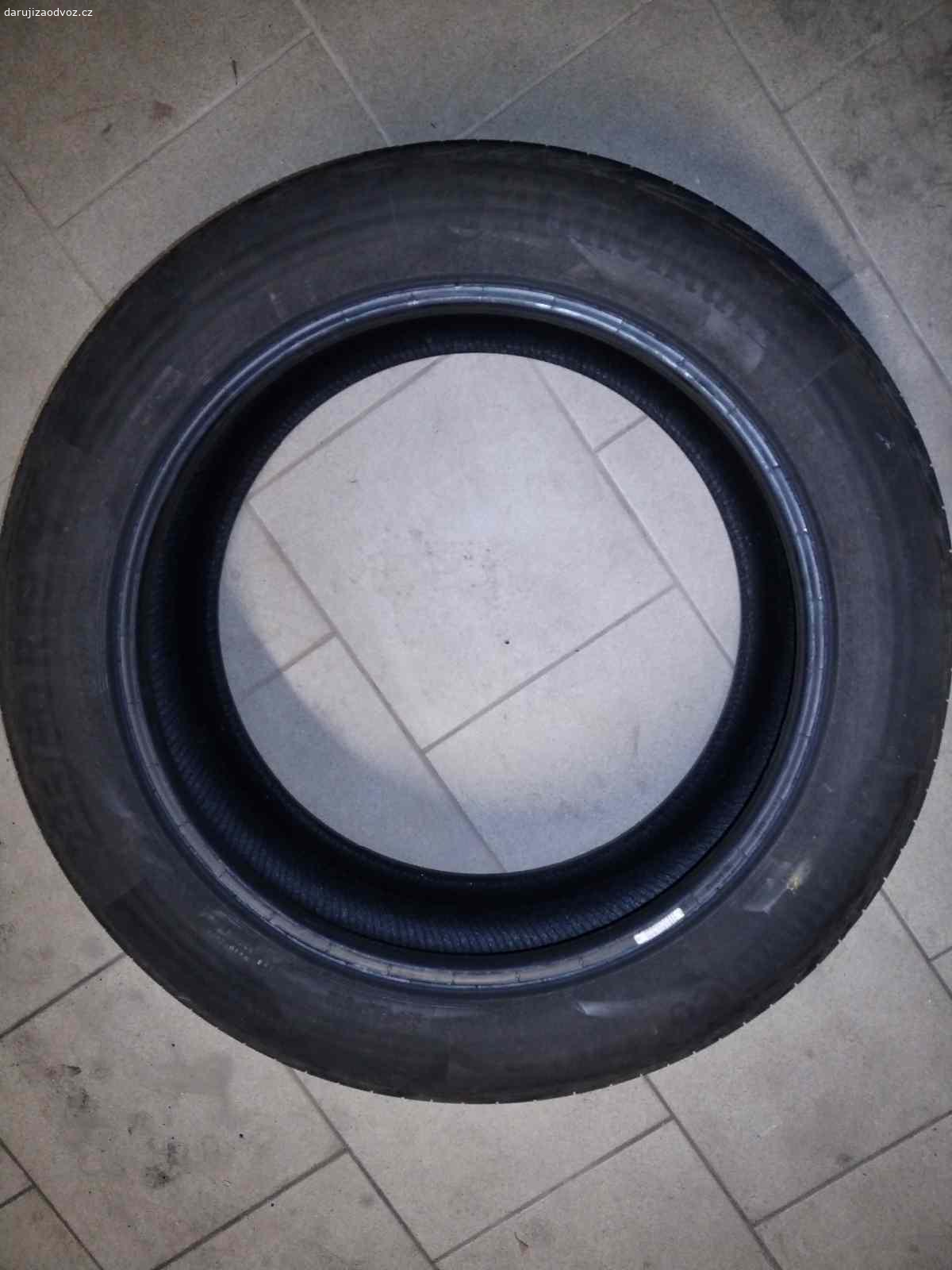 Pneu Continental. Daruji 1 ks letní pneu Continental Premium Contact 3 o rozměru 235/50 R19 V. Hloubka vzorku cca 4 mm, na dojetí, bezvadná, zbyla po výměně páru pneu po defektu