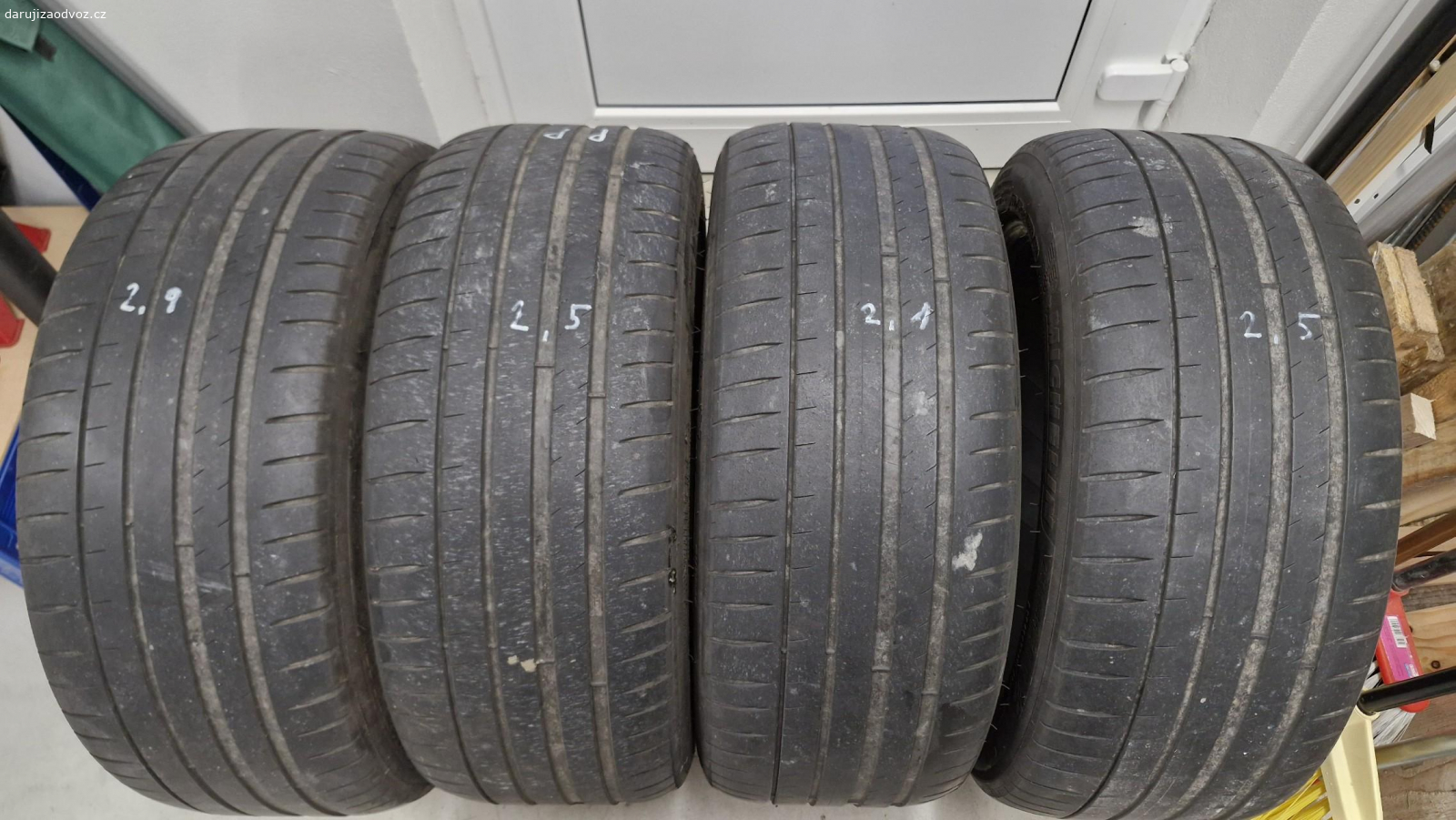 Pneu Michelin letni 235/45 R17. Daruji 4x pneu na dojeti nez je odvezu vyhodit

Michelin Pilot Sport 4 235/45 R17 97Y (letni)
vzorek 2.9, 2.5, 2.5, 2.1 mm
DOT 45/20 na aute od r 2021
rovnomerne sjete, nehazely
na jedne je vryp o obrubnik v boku - jen v gume (neni na kostru)