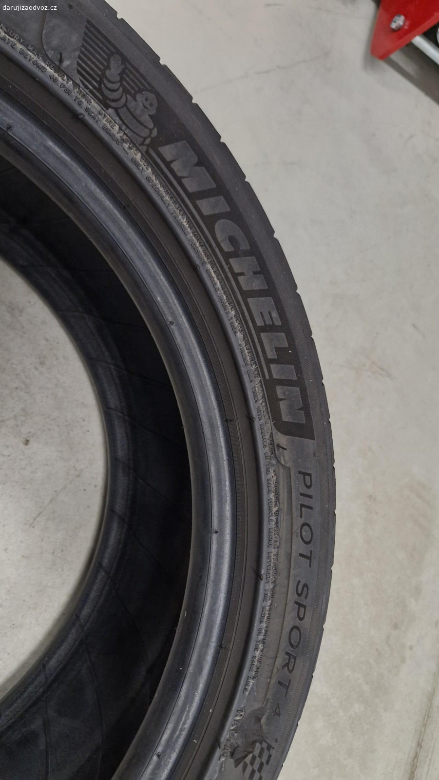 Pneu Michelin letni 235/45 R17. Daruji 4x pneu na dojeti nez je odvezu vyhodit

Michelin Pilot Sport 4 235/45 R17 97Y (letni)
vzorek 2.9, 2.5, 2.5, 2.1 mm
DOT 45/20 na aute od r 2021
rovnomerne sjete, nehazely
na jedne je vryp o obrubnik v boku - jen v gume (neni na kostru)