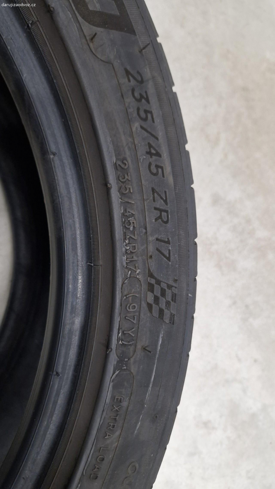 Pneu Michelin letni 235/45 R17. Daruji 4x pneu na dojeti nez je odvezu vyhodit

Michelin Pilot Sport 4 235/45 R17 97Y (letni)
vzorek 2.9, 2.5, 2.5, 2.1 mm
DOT 45/20 na aute od r 2021
rovnomerne sjete, nehazely
na jedne je vryp o obrubnik v boku - jen v gume (neni na kostru)