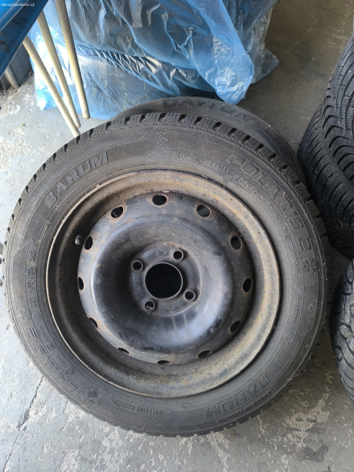 pneumatiky s disky. darujeme za odvoz tři pneumatiky s disky. vše by mělo být R 14, rozteč by měla být 4x108 z Peugeotu. gumy staré, ale vzorky jsou slušný. jedna je nejetá. každá od jiného výrobce. pamlsky pro kočky potěší, ale není podmínkou.